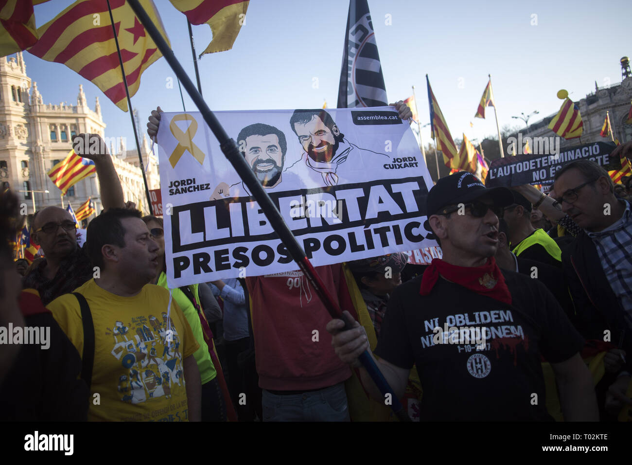 Madrid, Spanien. 16 Mär, 2019. Eine Demonstrantin gesehen halten ein Banner behauptet, Freiheit für die Katalanische Politik im Gefängnis während der März. Tausende von Menschen März in Madrid die Forderung nach einer Abstimmung zu erneuern und ihre Rechte zu behaupten - Bestimmung. Credit: Bruno Thevenin/SOPA Images/ZUMA Draht/Alamy leben Nachrichten Stockfoto