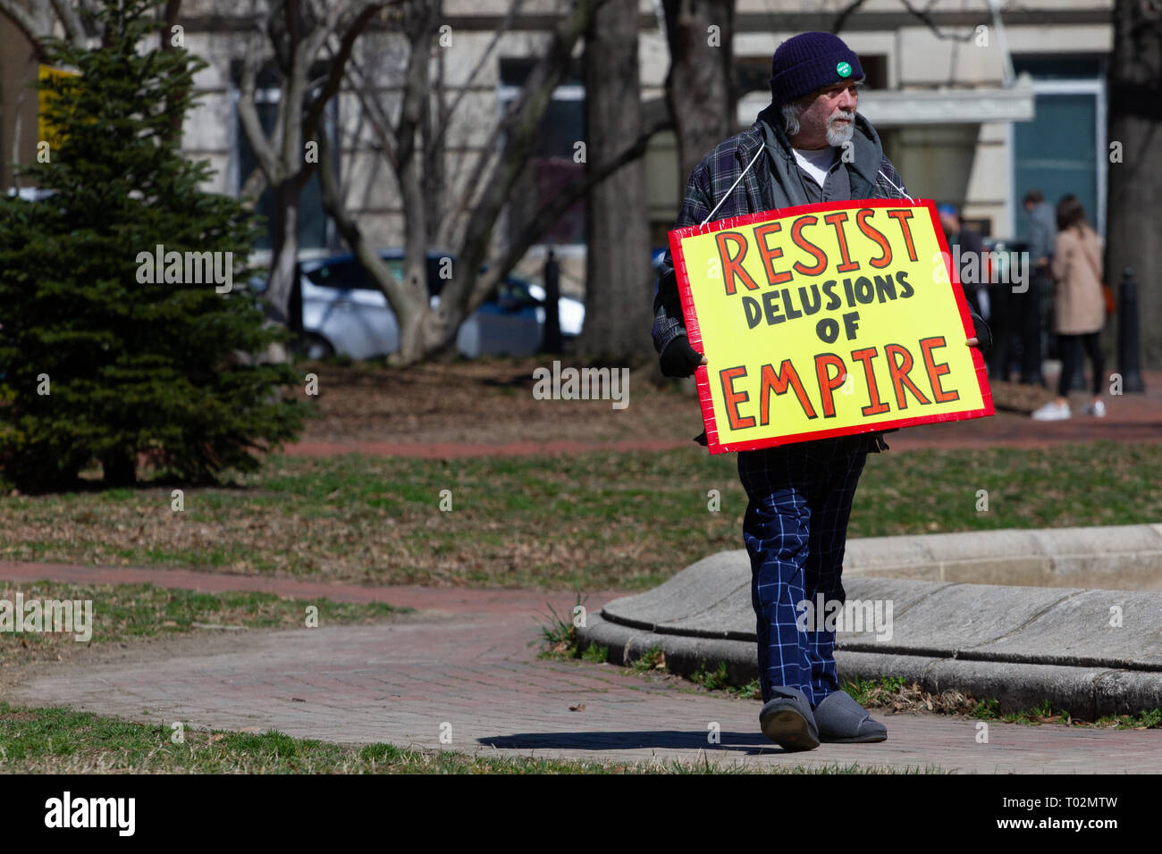 Demonstranten Protest gegenüber dem Weißen Haus gegen den US-16 Mär, 2019. Intervention in Venezuela und für die fortgesetzte Herrschaft von Chavez Erbe, umstrittenen venezolanischen Präsidenten NicolÃ¡s Mauduro, 16. März 2019, an einer Veranstaltung der pazifistische Antwort Koalition organisiert. Quelle: Michael Candelori/ZUMA Draht/Alamy leben Nachrichten Stockfoto