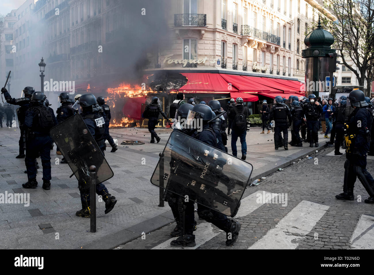 Paris, Frankreich. 16 Mär, 2019. Die bereitschaftspolizei Guard auf der Champs-Elysees avenue in Paris, Frankreich, am 16. März 2019. Französische Polizei mehr als 200 Menschen am Samstag festgenommen Nach der Gewalt in Paris in einem frischen Protest der "Gelbe Weste' Bewegung brach. Credit: Alexandre Karmen/Xinhua/Alamy leben Nachrichten Stockfoto