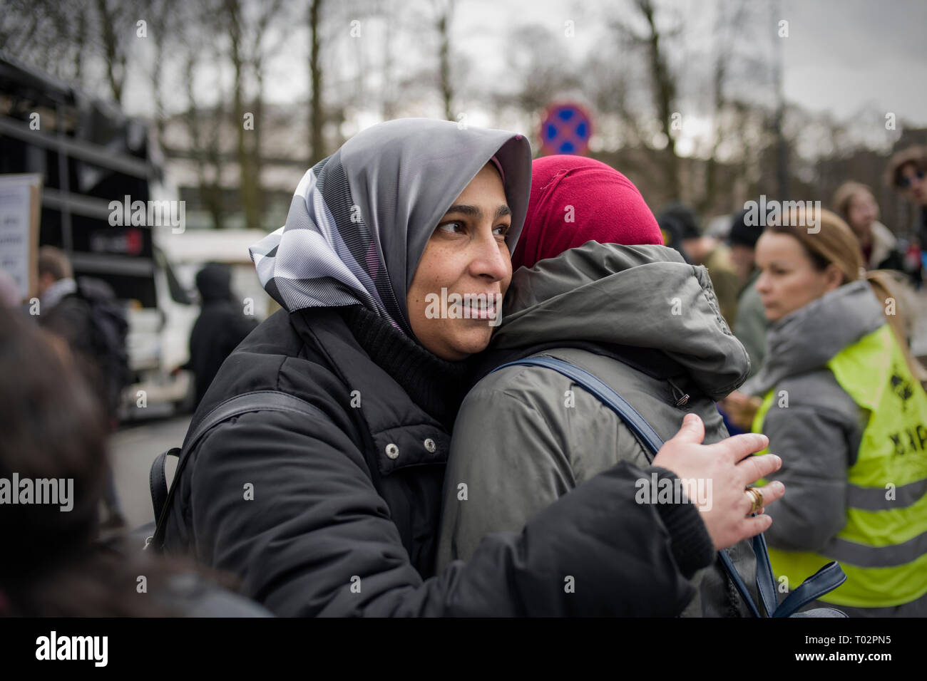 Warschau, Polen. 16. März 2019. Muslime Frauen gesehen, sich umarmen während der Anti Rassismus Tag Streik in Warschau. Hunderte von Menschen haben einen Marsch gegen die Zunahme des Rassismus verbunden, ganz rechts und Faschismus in Warschau. Die Demonstration war ein Teil des globalen Antirassismus Tag. Credit: SOPA Images Limited/Alamy leben Nachrichten Stockfoto