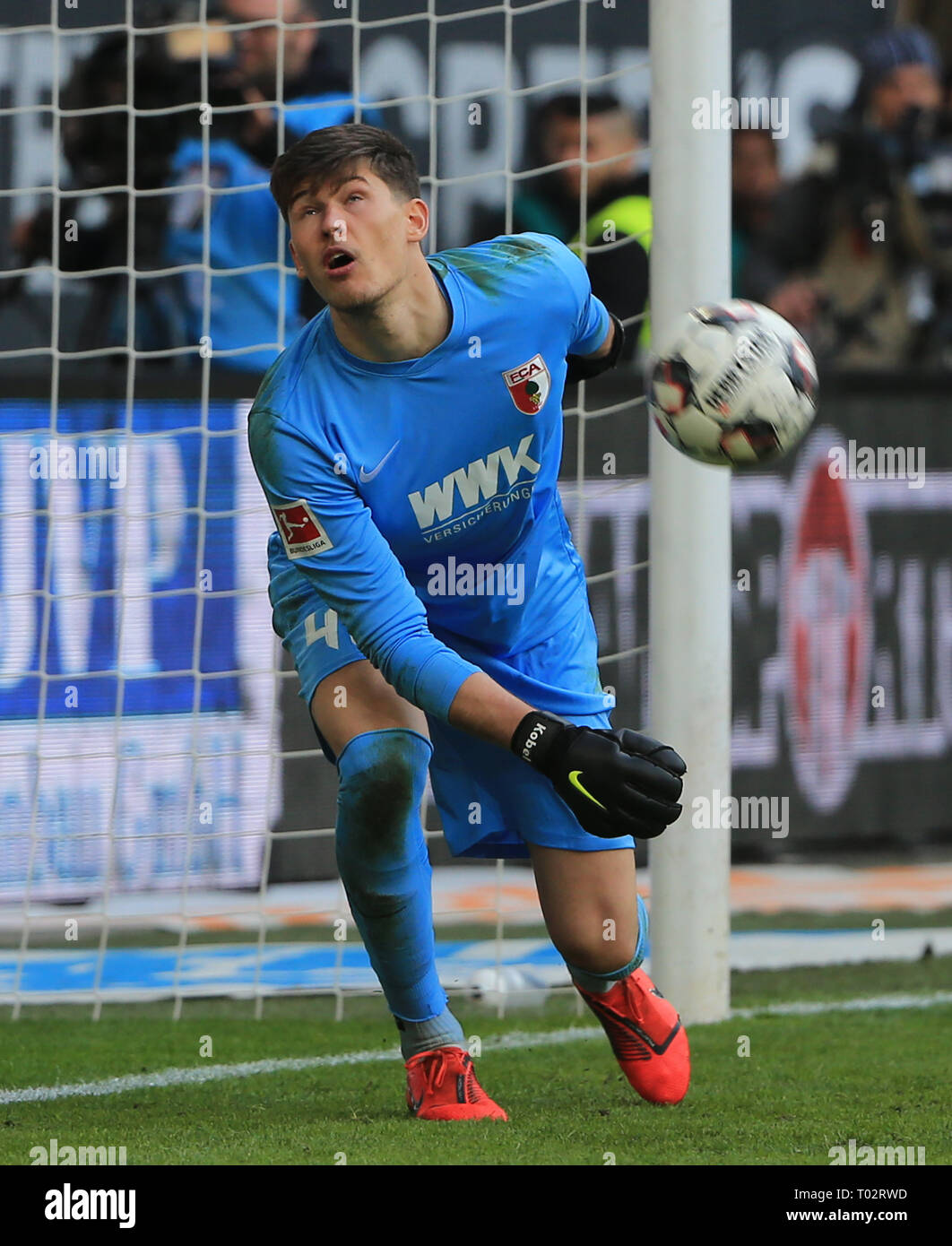 Augsburg, Deutschland. 16 Mär, 2019. Der Augsburger Torwart Gregor Kobel reagiert während eines Deutschen Bundeslilga Match zwischen dem FC Augsburg und Hannover 96, Augsburg, Deutschland, am 16. März 2019. Hannover 96 verlor 1-3. Credit: Philippe Ruiz/Xinhua/Alamy leben Nachrichten Stockfoto