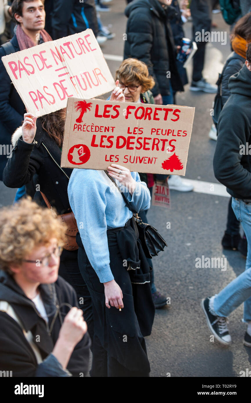 Paris, Frankreich. 16. März 2019. Eine Demonstrantin hält ein Plakat gesehen, während der März des Jahrhunderts Streik in Paris. Tausende von Menschen in den Straßen von Paris gezeigt, die Untätigkeit der Regierung über den Klimawandel zu kündigen während einer März namens 'March des Jahrhunderts" (La Marche du Siecle). Credit: SOPA Images Limited/Alamy leben Nachrichten Stockfoto