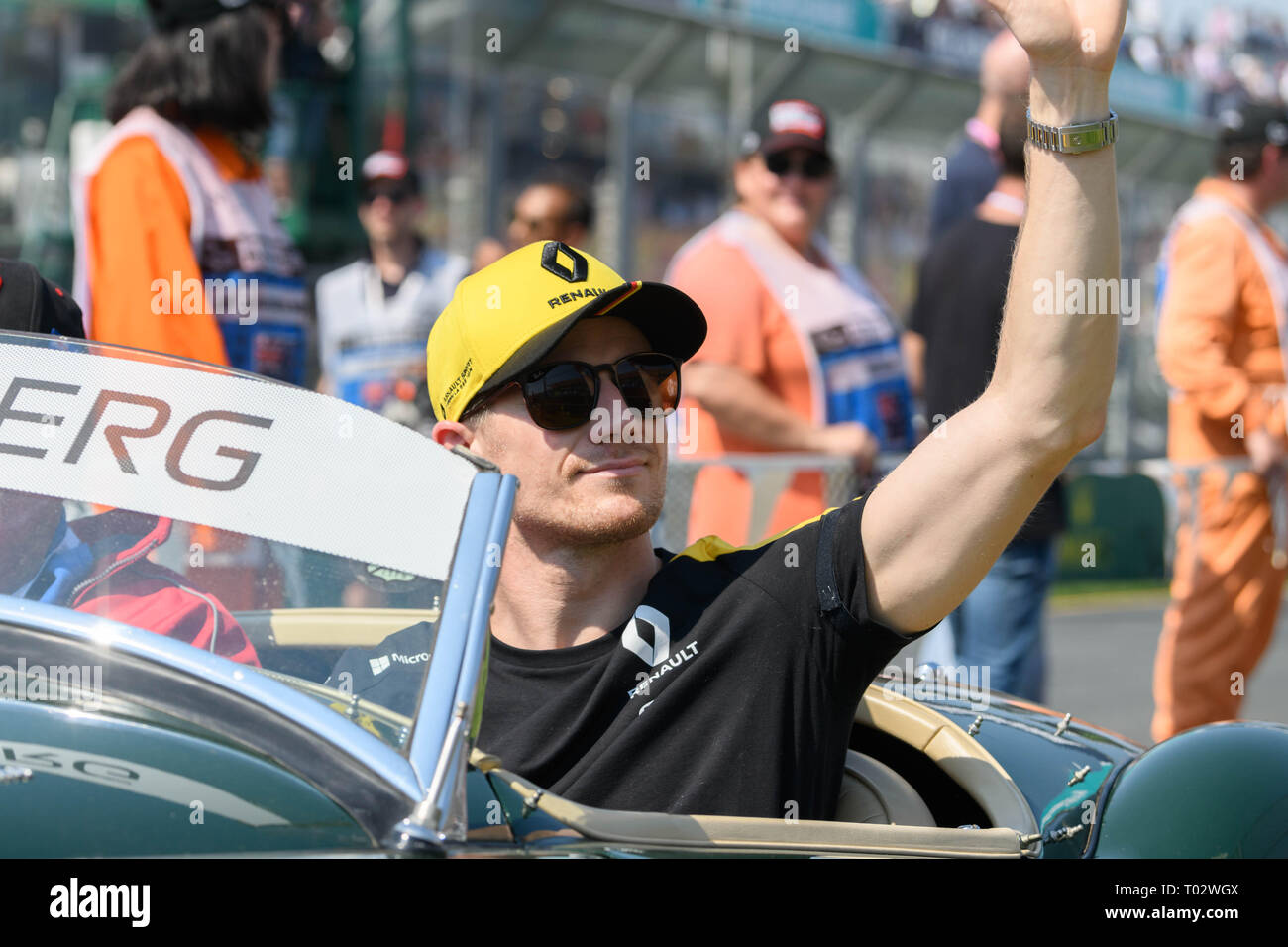 Albert Park, Melbourne, Australien. 17 Mär, 2019. Nico Hulkenberg (DEU) # 27 aus dem Renault F1 Team Wellen auf die Masse während des Treiber Parade vor dem Beginn der 2019 australischen Formel 1 Grand Prix im Albert Park in Melbourne, Australien. Sydney Low/Cal Sport Media/Alamy leben Nachrichten Stockfoto