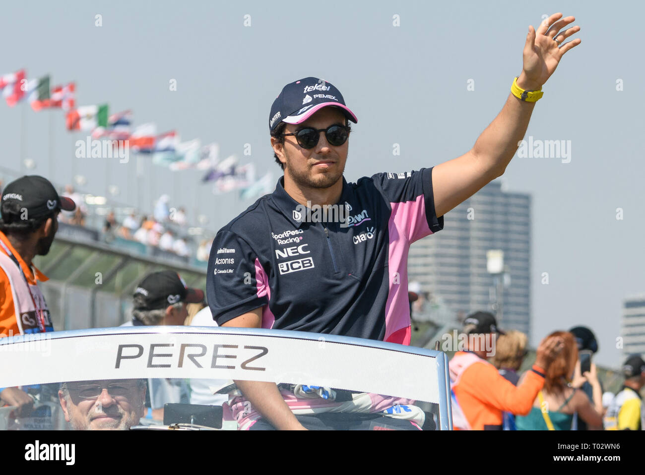 Albert Park, Melbourne, Australien. 17 Mär, 2019. Sergio Perez (MEX) # 11 von der Racing Point F1 Team Wellen auf die Masse während des Treiber Parade vor dem Beginn der 2019 australischen Formel 1 Grand Prix im Albert Park in Melbourne, Australien. Sydney Low/Cal Sport Media/Alamy leben Nachrichten Stockfoto