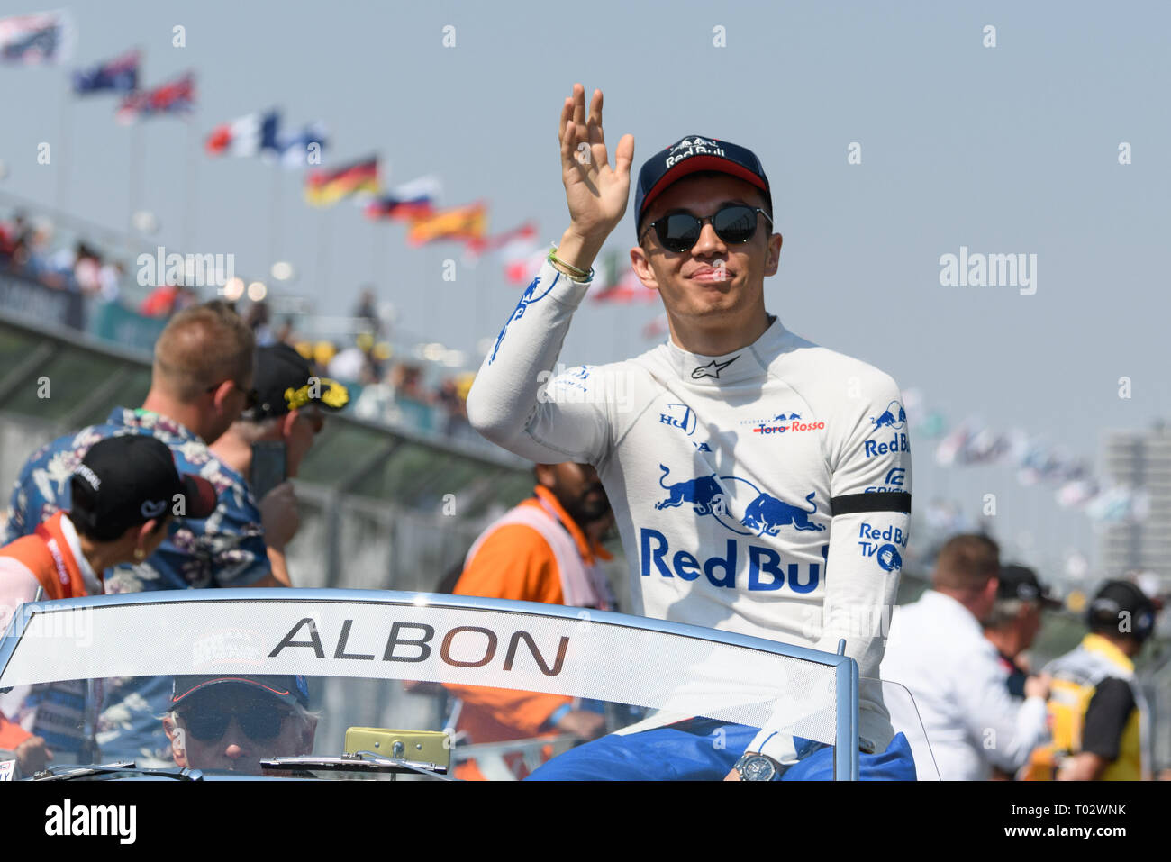 Albert Park, Melbourne, Australien. 17 Mär, 2019. Alexander Albon (THA) # 23 von der Red Bull Toro Rosso Honda Team Wellen auf die Masse während des Treiber Parade vor dem Beginn der 2019 australischen Formel 1 Grand Prix im Albert Park in Melbourne, Australien. Sydney Low/Cal Sport Media/Alamy leben Nachrichten Stockfoto