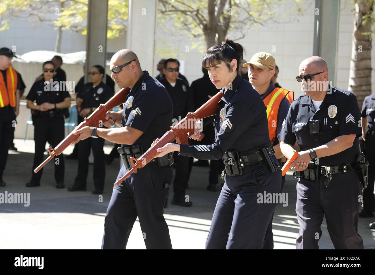 Los Angeles, Kalifornien, USA. 16 Mär, 2019. Polizeibeamte in Aktionen während eines multi-Agentur active shooter Antwort Ausbildung bei Los Angeles City Hall. Die Veranstaltung, die von der Polizei von Los Angeles. Mehr als 100 Polizisten aus verschiedenen Agenturen zusammen mit dem LAPD, U.S. Drug Enforcement Agency, US-Marshall's Service, der schützenden Polizei, L.A. Sheriff's Department, California Highway Patrol, L.A. Stadt allgemeine Dienstleistungen, L.A. Feuerwehr und des Bürgermeisters Crisis Response Team. Credit: Ringo Chiu/ZUMA Draht/Alamy leben Nachrichten Stockfoto