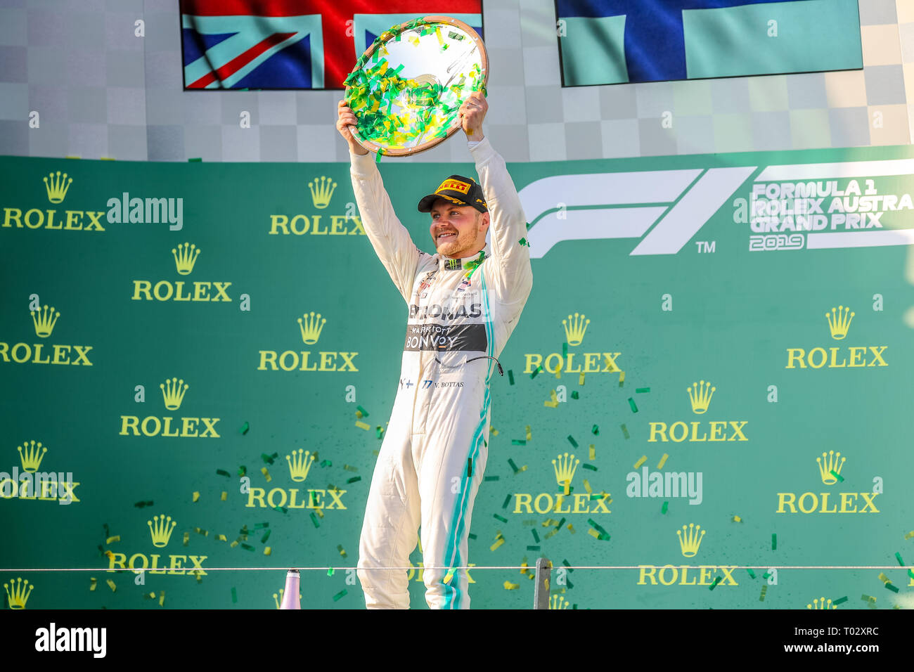Melbourne, Australien. 17. März 2019. FIA-Formel-1-Weltmeisterschaft 2019 - Formel Eins Rolex Grand Prix von Australien. Siegertreppchen Feiern nach Rennen 1 - Podium - Platz 1 - Nr. 77 Valtteri Bottas (Finnland) Rennen für Mercedes-AMG PETRONAS Motorsport Fahren seines Mercedes WD 10 - Platz 2 Nr. 44 - Lewis Hamilton (Großbritannien) Rennen für Mercedes-AMG PETRONAS Motorsport Fahren seines Mercedes WD 10 -3.Platz - Nr. 33 Max Verstappen (Niederlande) für Aston Martin Racing Red Bull Racing Team fährt sein Red Bull Racing Honda RB 15 Credit: Brett Keating/Alamy leben Nachrichten Stockfoto
