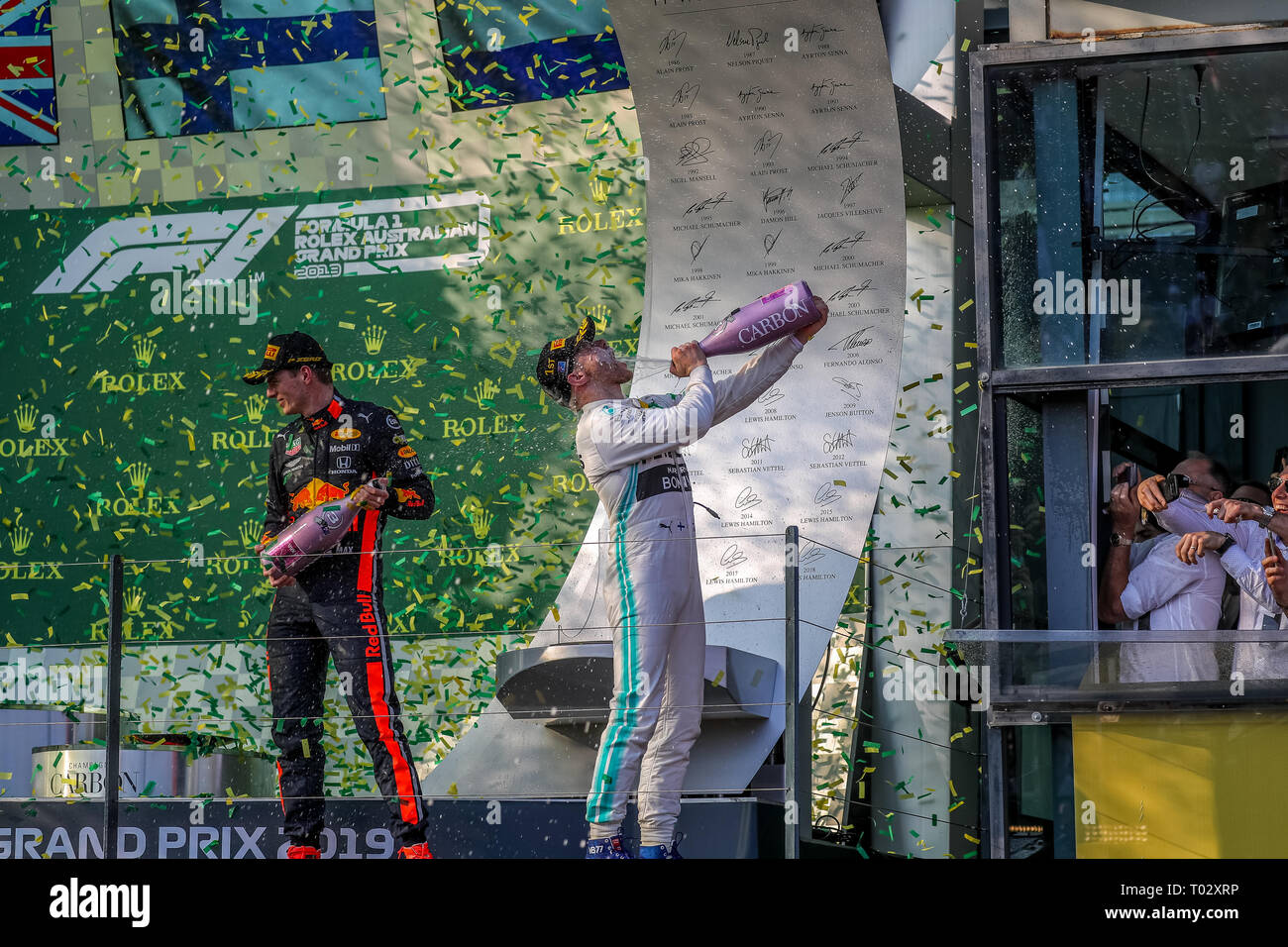 Melbourne, Australien. 17. März 2019. FIA-Formel-1-Weltmeisterschaft 2019 - Formel Eins Rolex Grand Prix von Australien. Siegertreppchen Feiern nach Rennen 1 - Podium - Platz 1 - Nr. 77 Valtteri Bottas (Finnland) Rennen für Mercedes-AMG PETRONAS Motorsport Fahren seines Mercedes WD 10 - Platz 2 Nr. 44 - Lewis Hamilton (Großbritannien) Rennen für Mercedes-AMG PETRONAS Motorsport Fahren seines Mercedes WD 10 -3.Platz - Nr. 33 Max Verstappen (Niederlande) für Aston Martin Racing Red Bull Racing Team fährt sein Red Bull Racing Honda RB 15 Credit: Brett Keating/Alamy leben Nachrichten Stockfoto