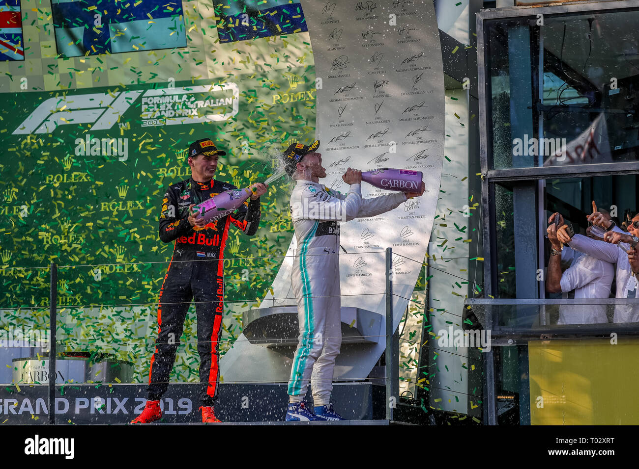Melbourne, Australien. 17. März 2019. FIA-Formel-1-Weltmeisterschaft 2019 - Formel Eins Rolex Grand Prix von Australien. Siegertreppchen Feiern nach Rennen 1 - Podium - Platz 1 - Nr. 77 Valtteri Bottas (Finnland) Rennen für Mercedes-AMG PETRONAS Motorsport Fahren seines Mercedes WD 10 - Platz 2 Nr. 44 - Lewis Hamilton (Großbritannien) Rennen für Mercedes-AMG PETRONAS Motorsport Fahren seines Mercedes WD 10 -3.Platz - Nr. 33 Max Verstappen (Niederlande) für Aston Martin Racing Red Bull Racing Team fährt sein Red Bull Racing Honda RB 15 Credit: Brett Keating/Alamy leben Nachrichten Stockfoto
