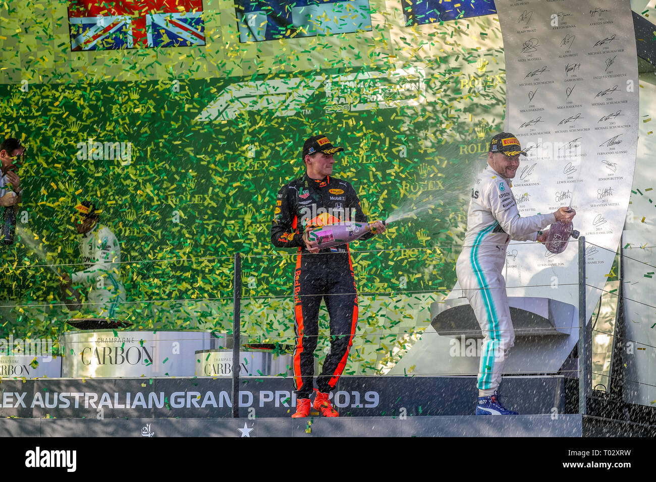 Melbourne, Australien. 17. März 2019. FIA-Formel-1-Weltmeisterschaft 2019 - Formel Eins Rolex Grand Prix von Australien. Siegertreppchen Feiern nach Rennen 1 - Podium - Platz 1 - Nr. 77 Valtteri Bottas (Finnland) Rennen für Mercedes-AMG PETRONAS Motorsport Fahren seines Mercedes WD 10 - Platz 2 Nr. 44 - Lewis Hamilton (Großbritannien) Rennen für Mercedes-AMG PETRONAS Motorsport Fahren seines Mercedes WD 10 -3.Platz - Nr. 33 Max Verstappen (Niederlande) für Aston Martin Racing Red Bull Racing Team fährt sein Red Bull Racing Honda RB 15 Credit: Brett Keating/Alamy leben Nachrichten Stockfoto
