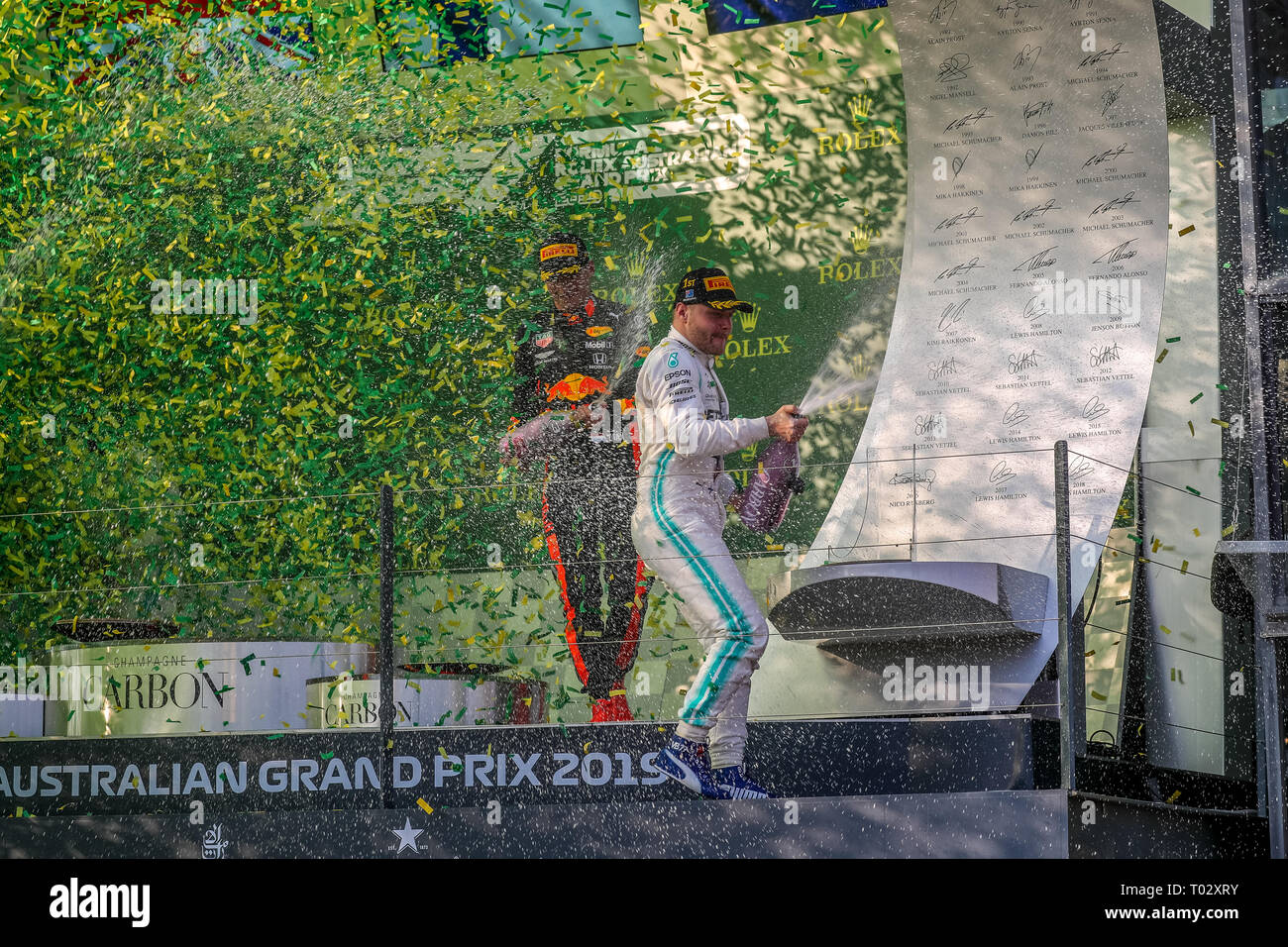 Melbourne, Australien. 17. März 2019. FIA-Formel-1-Weltmeisterschaft 2019 - Formel Eins Rolex Grand Prix von Australien. Siegertreppchen Feiern nach Rennen 1 - Podium - Platz 1 - Nr. 77 Valtteri Bottas (Finnland) Rennen für Mercedes-AMG PETRONAS Motorsport Fahren seines Mercedes WD 10 - Platz 2 Nr. 44 - Lewis Hamilton (Großbritannien) Rennen für Mercedes-AMG PETRONAS Motorsport Fahren seines Mercedes WD 10 -3.Platz - Nr. 33 Max Verstappen (Niederlande) für Aston Martin Racing Red Bull Racing Team fährt sein Red Bull Racing Honda RB 15 Credit: Brett Keating/Alamy leben Nachrichten Stockfoto