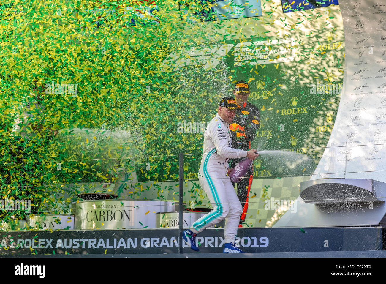 Melbourne, Australien. 17. März 2019. FIA-Formel-1-Weltmeisterschaft 2019 - Formel Eins Rolex Grand Prix von Australien. Siegertreppchen Feiern nach Rennen 1 - Podium - Platz 1 - Nr. 77 Valtteri Bottas (Finnland) Rennen für Mercedes-AMG PETRONAS Motorsport Fahren seines Mercedes WD 10 - Platz 2 Nr. 44 - Lewis Hamilton (Großbritannien) Rennen für Mercedes-AMG PETRONAS Motorsport Fahren seines Mercedes WD 10 -3.Platz - Nr. 33 Max Verstappen (Niederlande) für Aston Martin Racing Red Bull Racing Team fährt sein Red Bull Racing Honda RB 15 Credit: Brett Keating/Alamy leben Nachrichten Stockfoto