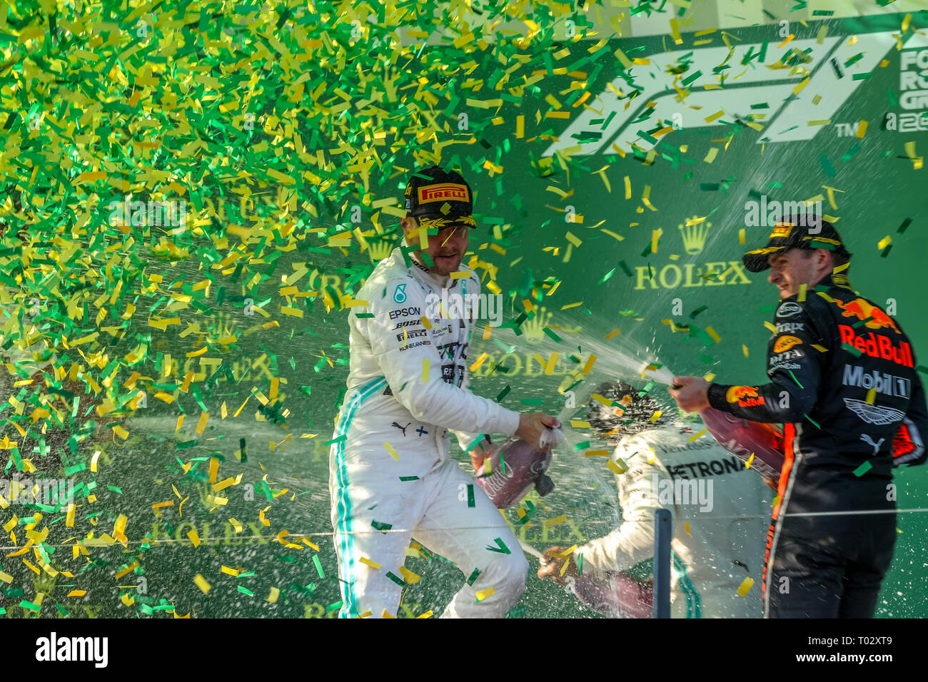 Melbourne, Australien. 17. März 2019. FIA-Formel-1-Weltmeisterschaft 2019 - Formel Eins Rolex Grand Prix von Australien. Siegertreppchen Feiern nach Rennen 1 - Podium - Platz 1 - Nr. 77 Valtteri Bottas (Finnland) Rennen für Mercedes-AMG PETRONAS Motorsport Fahren seines Mercedes WD 10 - Platz 2 Nr. 44 - Lewis Hamilton (Großbritannien) Rennen für Mercedes-AMG PETRONAS Motorsport Fahren seines Mercedes WD 10 -3.Platz - Nr. 33 Max Verstappen (Niederlande) für Aston Martin Racing Red Bull Racing Team fährt sein Red Bull Racing Honda RB 15 Credit: Brett Keating/Alamy leben Nachrichten Stockfoto