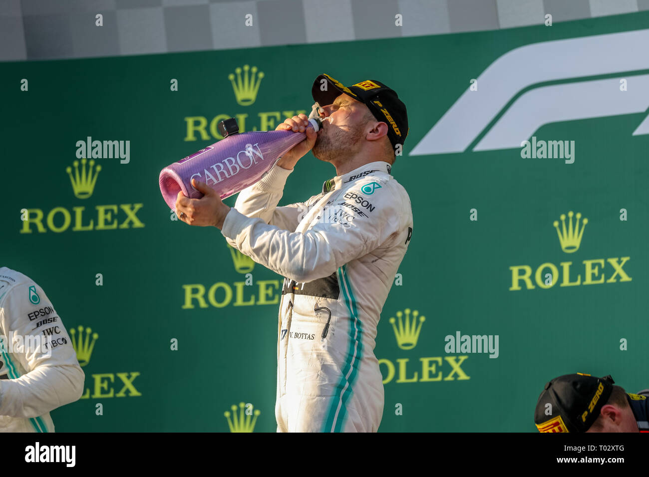 Melbourne, Australien. 17. März 2019. FIA-Formel-1-Weltmeisterschaft 2019 - Formel Eins Rolex Grand Prix von Australien. Siegertreppchen Feiern nach Rennen 1 - Podium - Platz 1 - Nr. 77 Valtteri Bottas (Finnland) Rennen für Mercedes-AMG PETRONAS Motorsport Fahren seines Mercedes WD 10 - Platz 2 Nr. 44 - Lewis Hamilton (Großbritannien) Rennen für Mercedes-AMG PETRONAS Motorsport Fahren seines Mercedes WD 10 -3.Platz - Nr. 33 Max Verstappen (Niederlande) für Aston Martin Racing Red Bull Racing Team fährt sein Red Bull Racing Honda RB 15 Credit: Brett Keating/Alamy leben Nachrichten Stockfoto