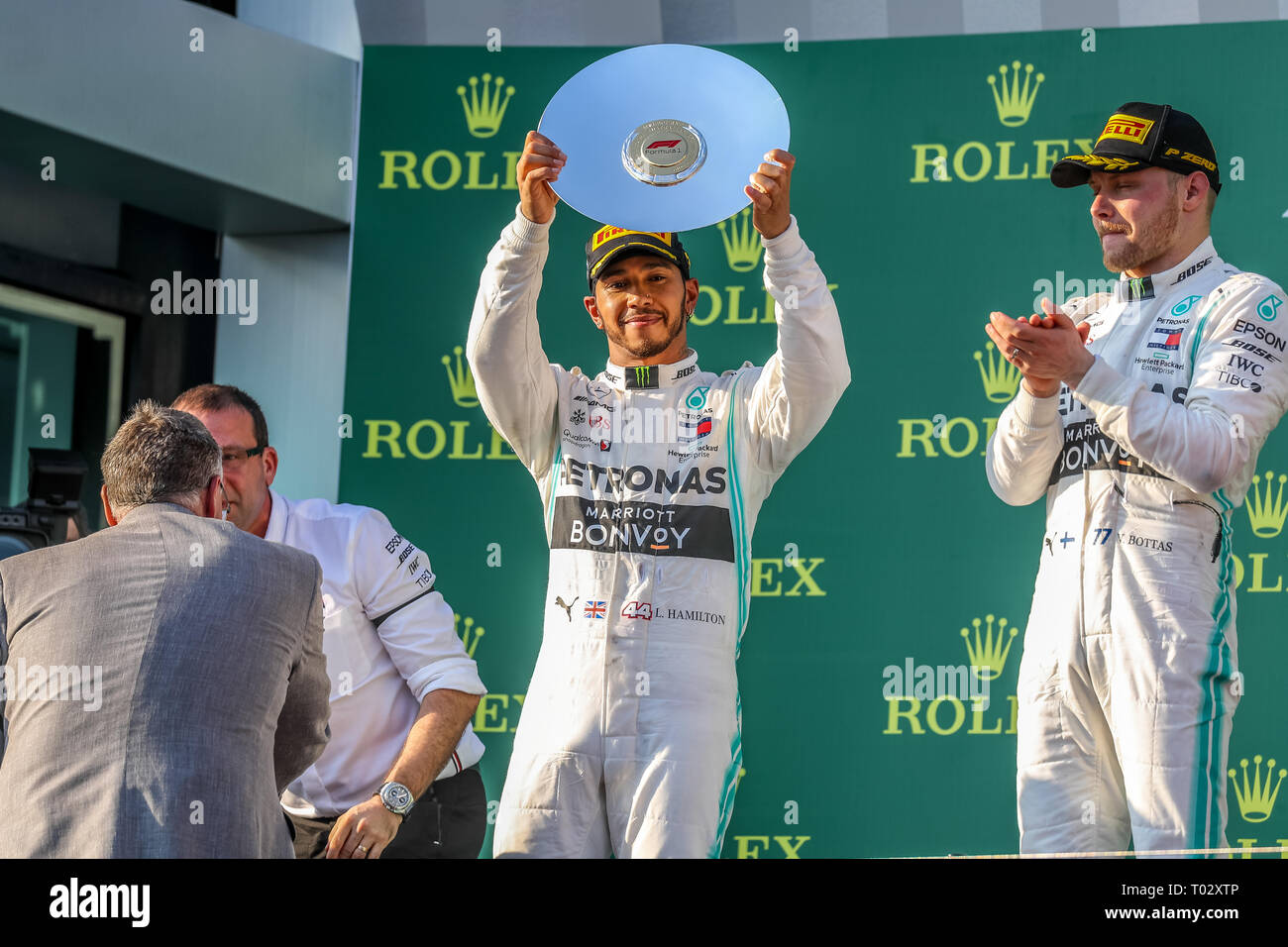 Melbourne, Australien. 17. März 2019. FIA-Formel-1-Weltmeisterschaft 2019 - Formel Eins Rolex Grand Prix von Australien. Siegertreppchen Feiern nach Rennen 1 - Podium - Platz 1 - Nr. 77 Valtteri Bottas (Finnland) Rennen für Mercedes-AMG PETRONAS Motorsport Fahren seines Mercedes WD 10 - Platz 2 Nr. 44 - Lewis Hamilton (Großbritannien) Rennen für Mercedes-AMG PETRONAS Motorsport Fahren seines Mercedes WD 10 -3.Platz - Nr. 33 Max Verstappen (Niederlande) für Aston Martin Racing Red Bull Racing Team fährt sein Red Bull Racing Honda RB 15 Credit: Brett Keating/Alamy leben Nachrichten Stockfoto