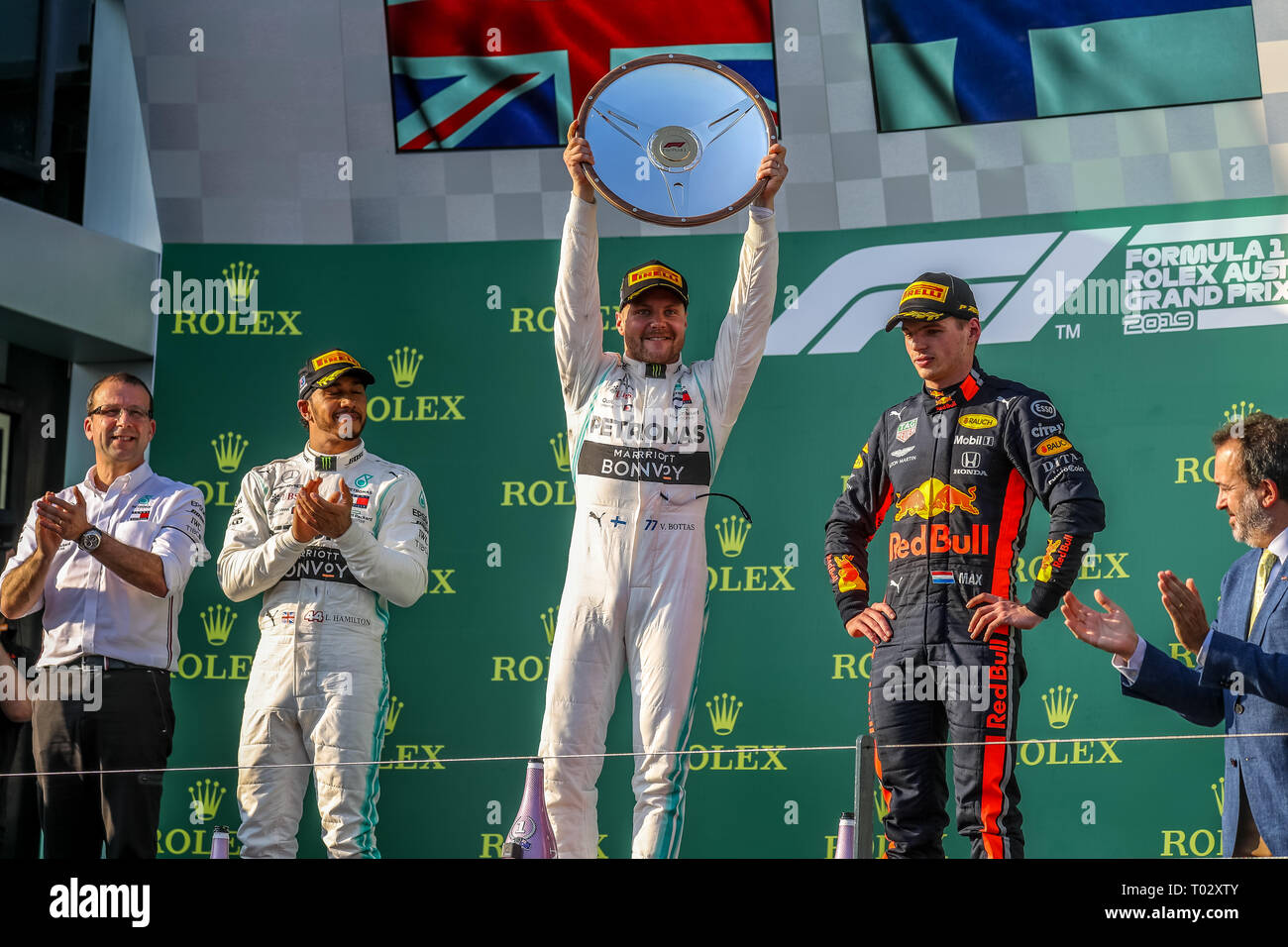 Melbourne, Australien. 17. März 2019. FIA-Formel-1-Weltmeisterschaft 2019 - Formel Eins Rolex Grand Prix von Australien. Siegertreppchen Feiern nach Rennen 1 - Podium - Platz 1 - Nr. 77 Valtteri Bottas (Finnland) Rennen für Mercedes-AMG PETRONAS Motorsport Fahren seines Mercedes WD 10 - Platz 2 Nr. 44 - Lewis Hamilton (Großbritannien) Rennen für Mercedes-AMG PETRONAS Motorsport Fahren seines Mercedes WD 10 -3.Platz - Nr. 33 Max Verstappen (Niederlande) für Aston Martin Racing Red Bull Racing Team fährt sein Red Bull Racing Honda RB 15 Credit: Brett Keating/Alamy leben Nachrichten Stockfoto
