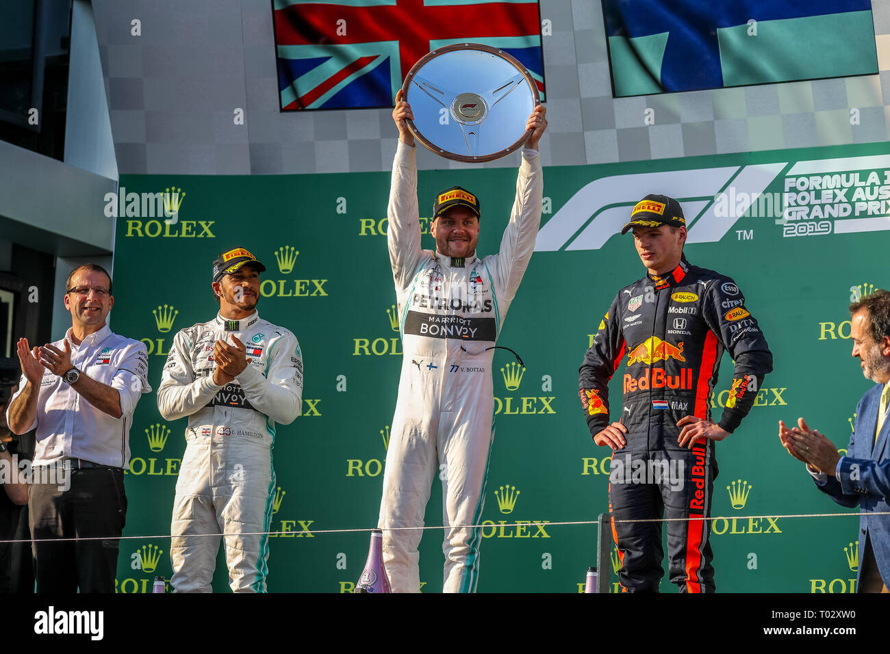 Melbourne, Australien. 17. März 2019. FIA-Formel-1-Weltmeisterschaft 2019 - Formel Eins Rolex Grand Prix von Australien. Siegertreppchen Feiern nach Rennen 1 - Podium - Platz 1 - Nr. 77 Valtteri Bottas (Finnland) Rennen für Mercedes-AMG PETRONAS Motorsport Fahren seines Mercedes WD 10 - Platz 2 Nr. 44 - Lewis Hamilton (Großbritannien) Rennen für Mercedes-AMG PETRONAS Motorsport Fahren seines Mercedes WD 10 -3.Platz - Nr. 33 Max Verstappen (Niederlande) für Aston Martin Racing Red Bull Racing Team fährt sein Red Bull Racing Honda RB 15 Credit: Brett Keating/Alamy leben Nachrichten Stockfoto