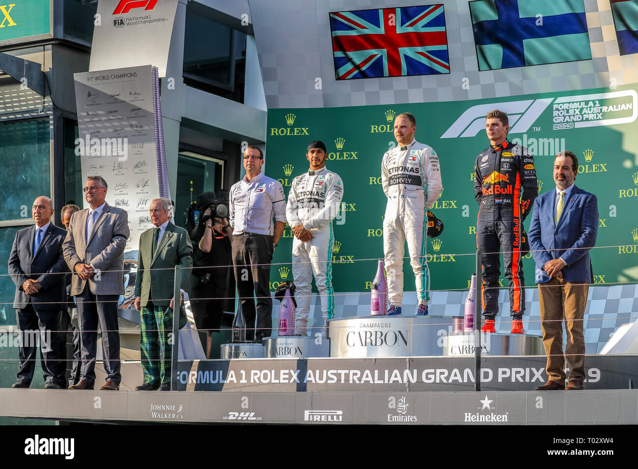 Melbourne, Australien. 17. März 2019. FIA-Formel-1-Weltmeisterschaft 2019 - Formel Eins Rolex Grand Prix von Australien. Siegertreppchen Feiern nach Rennen 1 - Podium - Platz 1 - Nr. 77 Valtteri Bottas (Finnland) Rennen für Mercedes-AMG PETRONAS Motorsport Fahren seines Mercedes WD 10 - Platz 2 Nr. 44 - Lewis Hamilton (Großbritannien) Rennen für Mercedes-AMG PETRONAS Motorsport Fahren seines Mercedes WD 10 -3.Platz - Nr. 33 Max Verstappen (Niederlande) für Aston Martin Racing Red Bull Racing Team fährt sein Red Bull Racing Honda RB 15 Credit: Brett Keating/Alamy leben Nachrichten Stockfoto