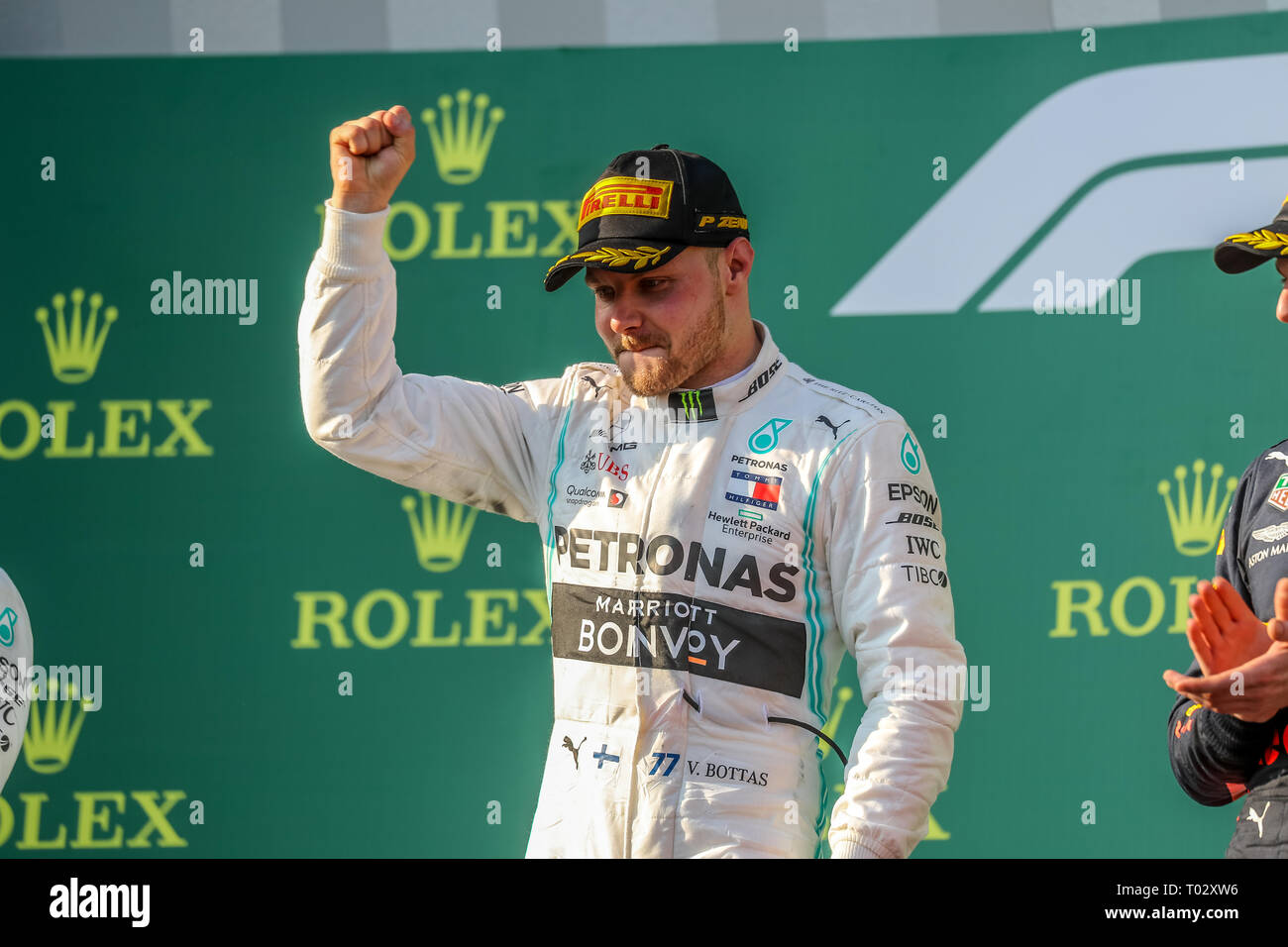 Melbourne, Australien. 17. März 2019. FIA-Formel-1-Weltmeisterschaft 2019 - Formel Eins Rolex Grand Prix von Australien. Siegertreppchen Feiern nach Rennen 1 - Podium - Platz 1 - Nr. 77 Valtteri Bottas (Finnland) Rennen für Mercedes-AMG PETRONAS Motorsport Fahren seines Mercedes WD 10 - Platz 2 Nr. 44 - Lewis Hamilton (Großbritannien) Rennen für Mercedes-AMG PETRONAS Motorsport Fahren seines Mercedes WD 10 -3.Platz - Nr. 33 Max Verstappen (Niederlande) für Aston Martin Racing Red Bull Racing Team fährt sein Red Bull Racing Honda RB 15 Credit: Brett Keating/Alamy leben Nachrichten Stockfoto