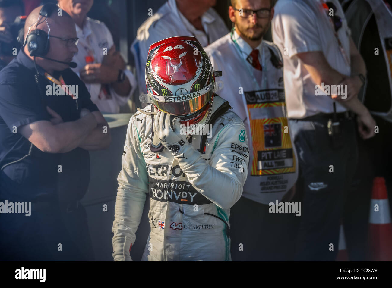 Melbourne, Australien. 17. März 2019. FIA-Formel-1-Weltmeisterschaft 2019 - Formel Eins Rolex Grand Prix von Australien. Siegertreppchen Feiern nach Rennen 1 - Nr. 77 Valtteri Bottas (Finnland) Rennen für Mercedes-AMG PETRONAS Motorsport Fahren seines Mercedes WD 10 - Rückkehr zur Boxengasse, nachdem er das Rennen. Credit: Brett Keating/Alamy leben Nachrichten Stockfoto