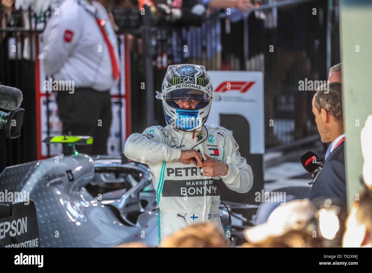 Melbourne, Australien. 17. März 2019. FIA-Formel-1-Weltmeisterschaft 2019 - Formel Eins Rolex Grand Prix von Australien. Siegertreppchen Feiern nach Rennen 1 - Nr. 77 Valtteri Bottas (Finnland) Rennen für Mercedes-AMG PETRONAS Motorsport Fahren seines Mercedes WD 10 - Rückkehr zur Boxengasse, nachdem er das Rennen. Credit: Brett Keating/Alamy leben Nachrichten Stockfoto