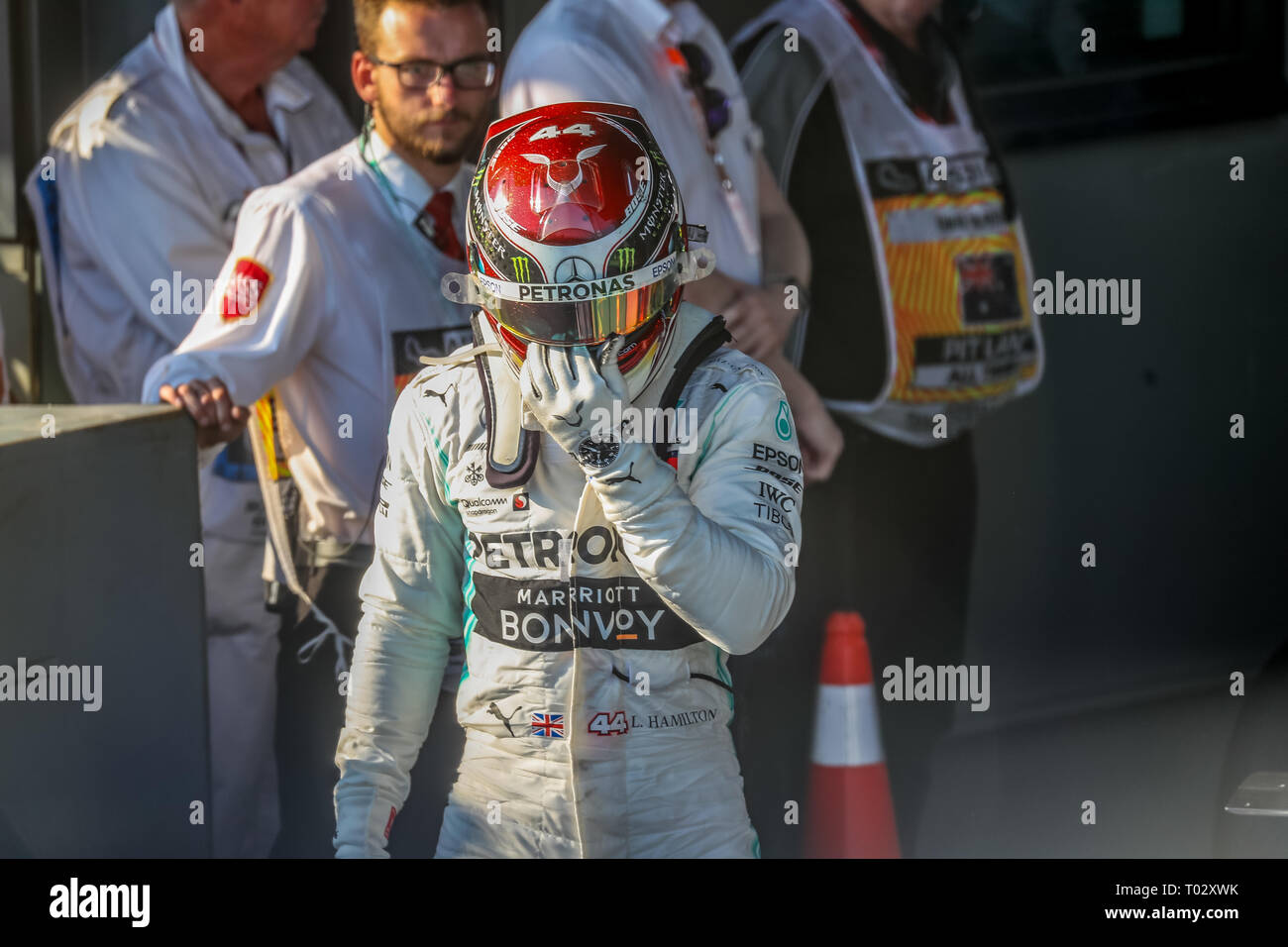 Melbourne, Australien. 17. März 2019. FIA-Formel-1-Weltmeisterschaft 2019 - Formel Eins Rolex Grand Prix von Australien. Siegertreppchen Feiern nach Rennen 1 - Nr. 77 Valtteri Bottas (Finnland) Rennen für Mercedes-AMG PETRONAS Motorsport Fahren seines Mercedes WD 10 - Rückkehr zur Boxengasse, nachdem er das Rennen. Credit: Brett Keating/Alamy leben Nachrichten Stockfoto