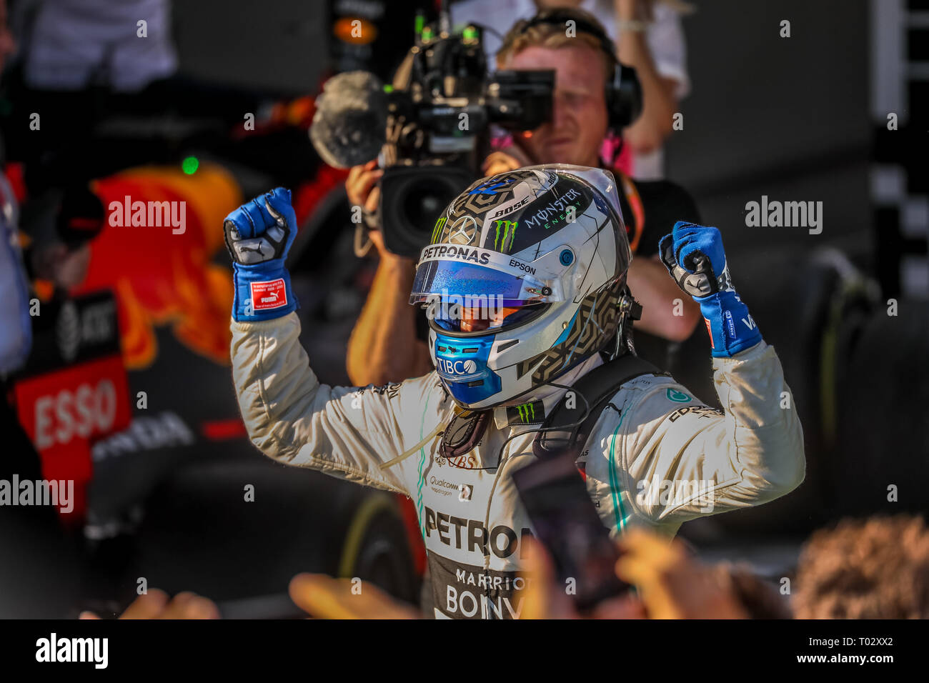 Melbourne, Australien. 17. März 2019. FIA-Formel-1-Weltmeisterschaft 2019 - Formel Eins Rolex Grand Prix von Australien. Siegertreppchen Feiern nach Rennen 1 - Nr. 77 Valtteri Bottas (Finnland) Rennen für Mercedes-AMG PETRONAS Motorsport Fahren seines Mercedes WD 10 - Rückkehr zur Boxengasse, nachdem er das Rennen. Credit: Brett Keating/Alamy leben Nachrichten Stockfoto