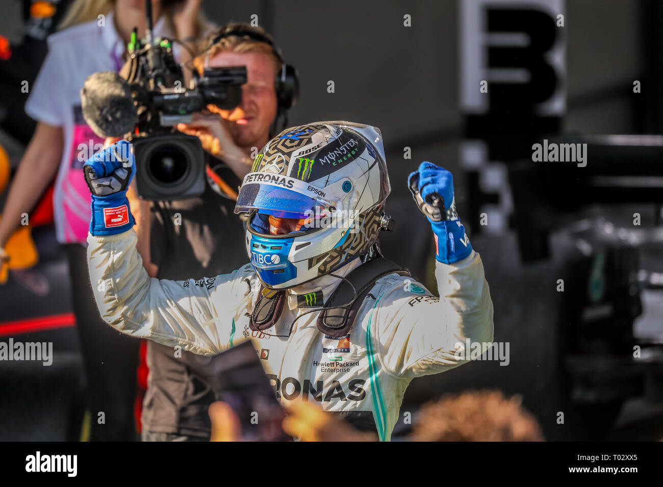 Melbourne, Australien. 17. März 2019. FIA-Formel-1-Weltmeisterschaft 2019 - Formel Eins Rolex Grand Prix von Australien. Siegertreppchen Feiern nach Rennen 1 - Nr. 77 Valtteri Bottas (Finnland) Rennen für Mercedes-AMG PETRONAS Motorsport Fahren seines Mercedes WD 10 - Rückkehr zur Boxengasse, nachdem er das Rennen. Credit: Brett Keating/Alamy leben Nachrichten Stockfoto