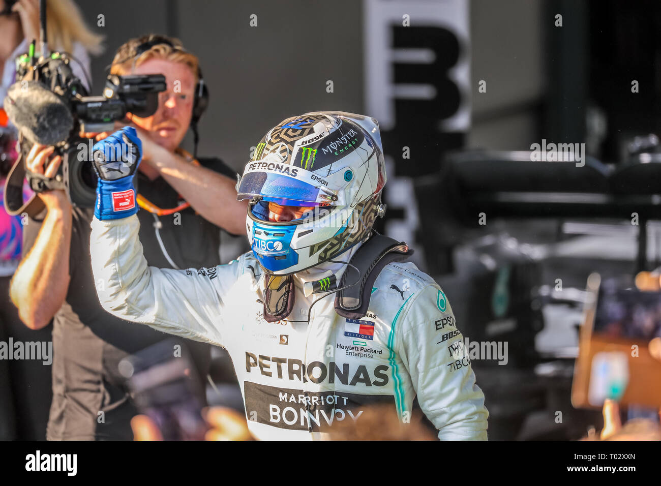 Melbourne, Australien. 17. März 2019. FIA-Formel-1-Weltmeisterschaft 2019 - Formel Eins Rolex Grand Prix von Australien. Siegertreppchen Feiern nach Rennen 1 - Nr. 77 Valtteri Bottas (Finnland) Rennen für Mercedes-AMG PETRONAS Motorsport Fahren seines Mercedes WD 10 - Rückkehr zur Boxengasse, nachdem er das Rennen. Credit: Brett Keating/Alamy leben Nachrichten Stockfoto
