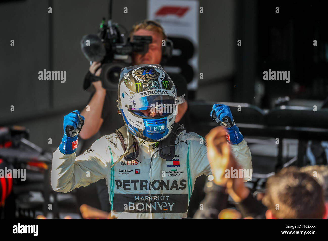 Melbourne, Australien. 17. März 2019. FIA-Formel-1-Weltmeisterschaft 2019 - Formel Eins Rolex Grand Prix von Australien. Siegertreppchen Feiern nach Rennen 1 - Nr. 77 Valtteri Bottas (Finnland) Rennen für Mercedes-AMG PETRONAS Motorsport Fahren seines Mercedes WD 10 - Rückkehr zur Boxengasse, nachdem er das Rennen. Credit: Brett Keating/Alamy leben Nachrichten Stockfoto