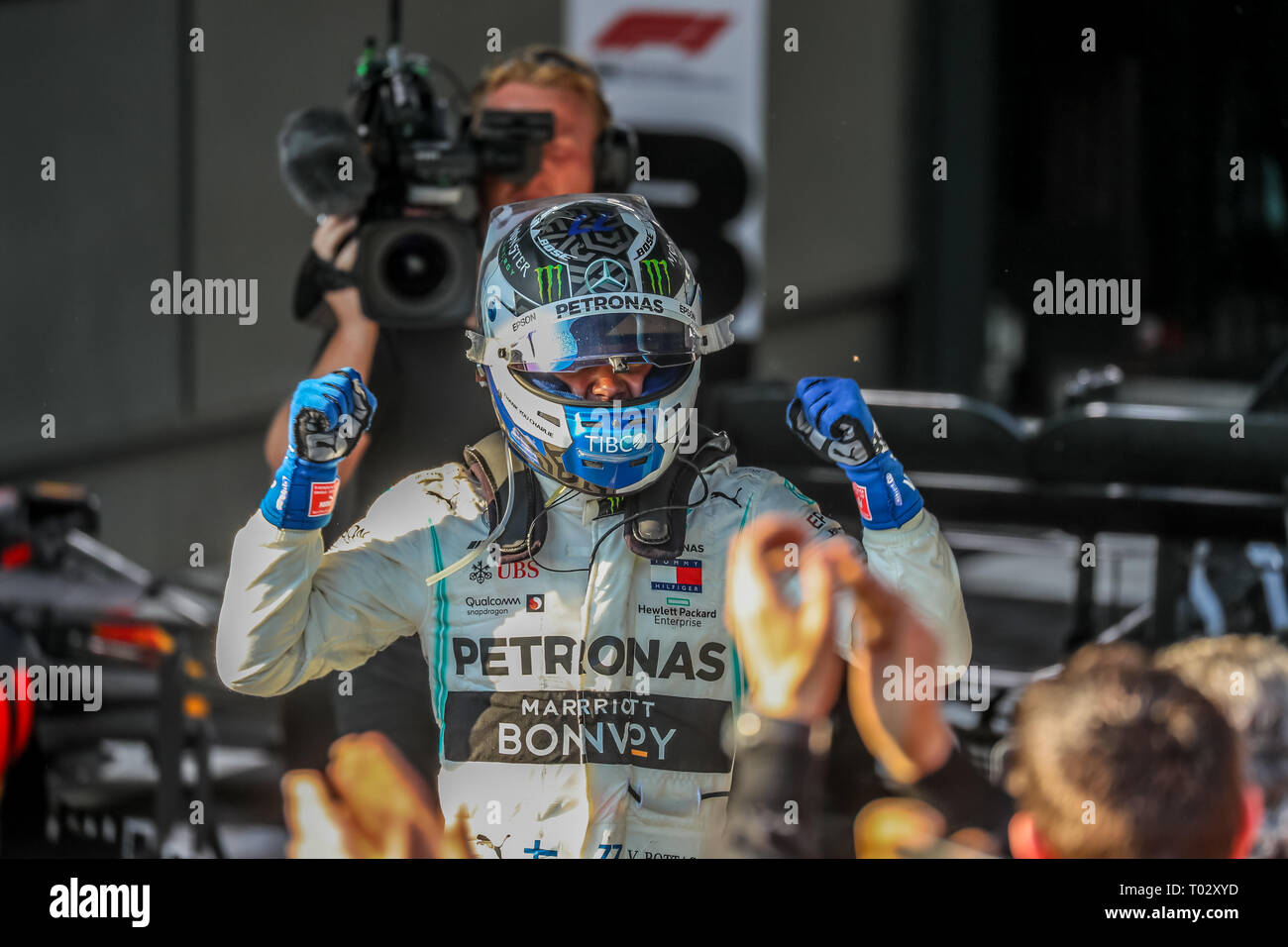 Melbourne, Australien. 17. März 2019. FIA-Formel-1-Weltmeisterschaft 2019 - Formel Eins Rolex Grand Prix von Australien. Siegertreppchen Feiern nach Rennen 1 - Nr. 77 Valtteri Bottas (Finnland) Rennen für Mercedes-AMG PETRONAS Motorsport Fahren seines Mercedes WD 10 - Rückkehr zur Boxengasse, nachdem er das Rennen. Credit: Brett Keating/Alamy leben Nachrichten Stockfoto