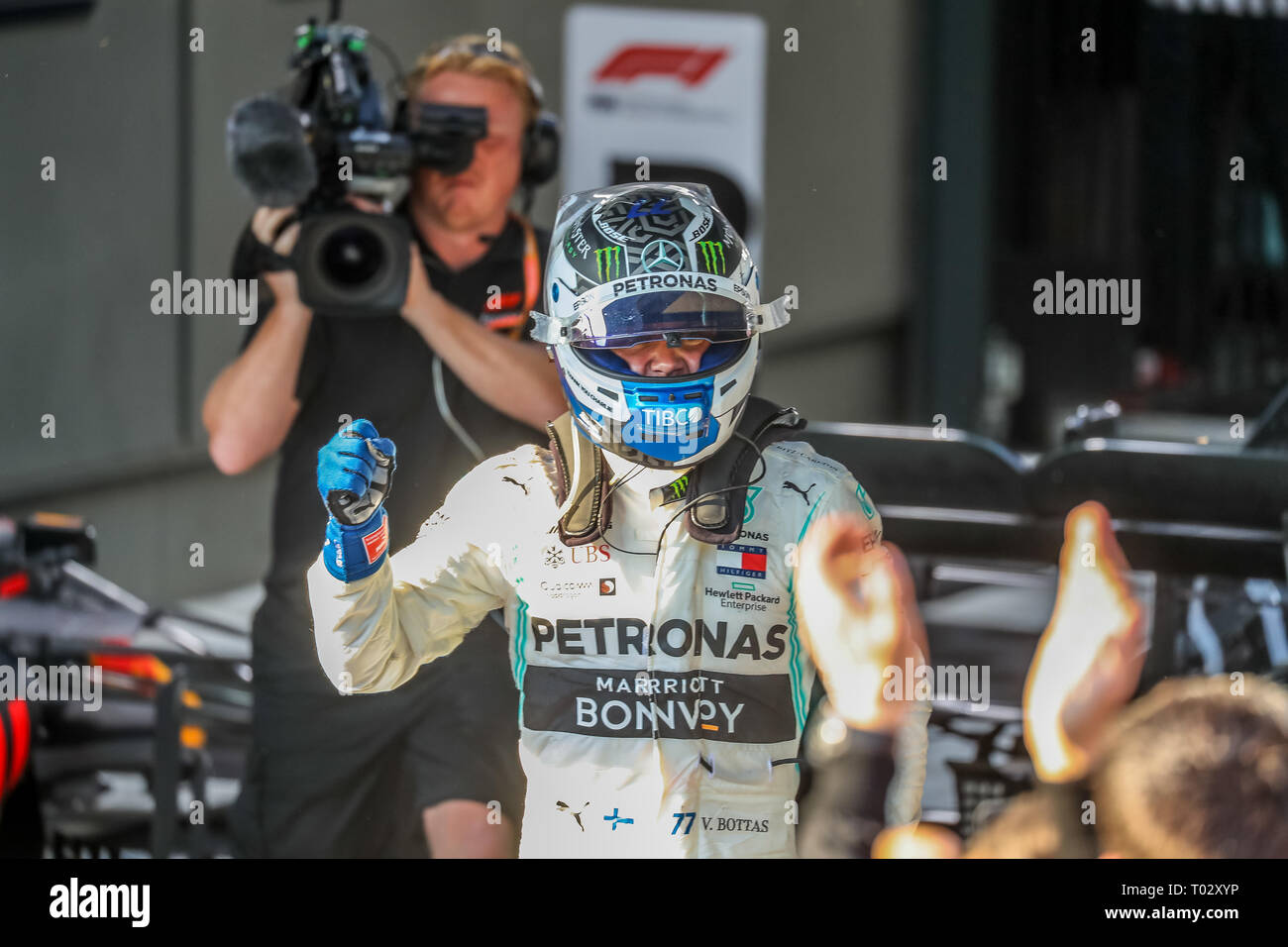 Melbourne, Australien. 17. März 2019. FIA-Formel-1-Weltmeisterschaft 2019 - Formel Eins Rolex Grand Prix von Australien. Siegertreppchen Feiern nach Rennen 1 - Nr. 77 Valtteri Bottas (Finnland) Rennen für Mercedes-AMG PETRONAS Motorsport Fahren seines Mercedes WD 10 - Rückkehr zur Boxengasse, nachdem er das Rennen. Credit: Brett Keating/Alamy leben Nachrichten Stockfoto
