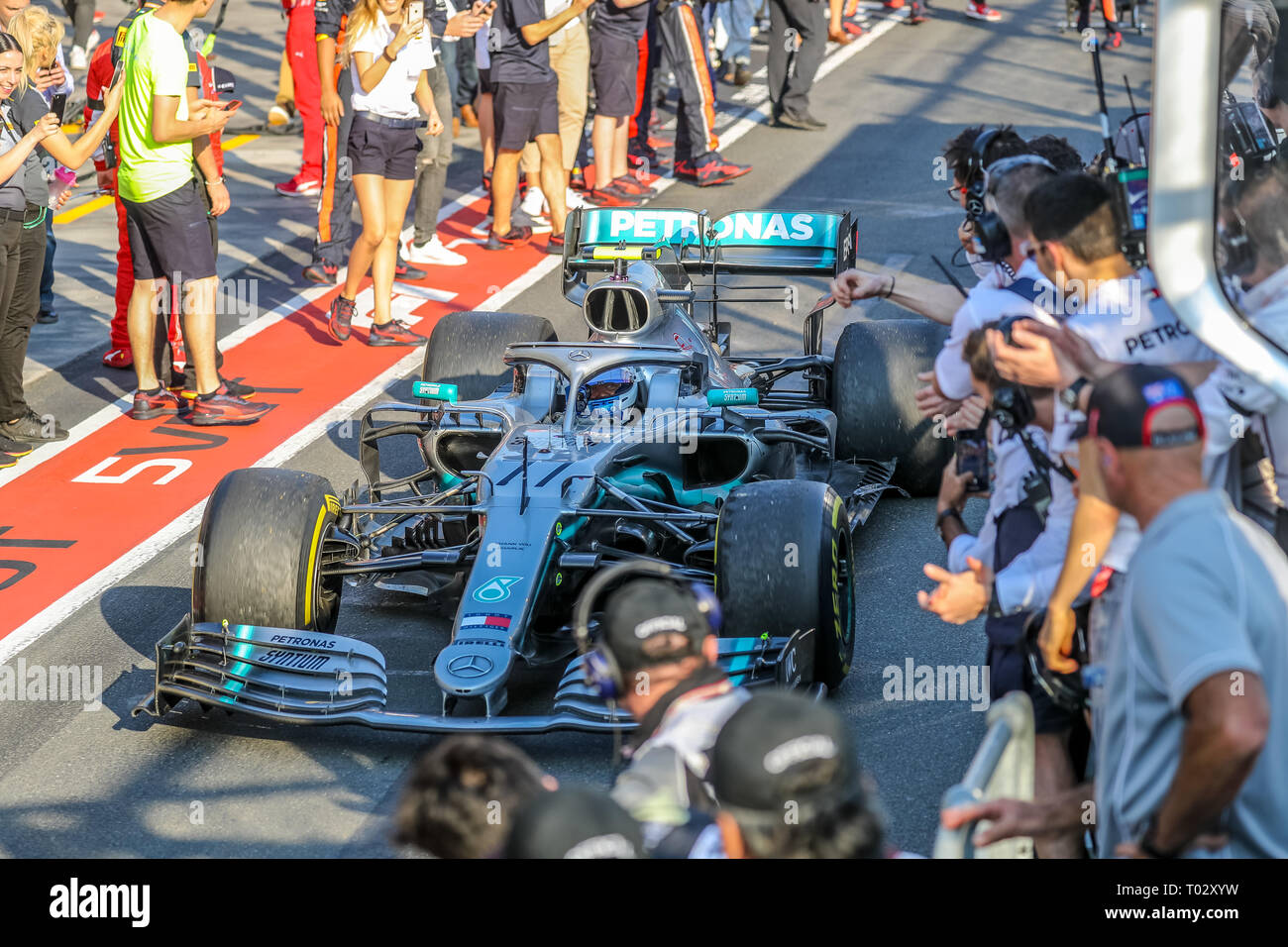 Melbourne, Australien. 17. März 2019. FIA-Formel-1-Weltmeisterschaft 2019 - Formel Eins Rolex Grand Prix von Australien. Siegertreppchen Feiern nach Rennen 1 - Nr. 77 Valtteri Bottas (Finnland) Rennen für Mercedes-AMG PETRONAS Motorsport Fahren seines Mercedes WD 10 - Rückkehr zur Boxengasse, nachdem er das Rennen. Credit: Brett Keating/Alamy leben Nachrichten Stockfoto
