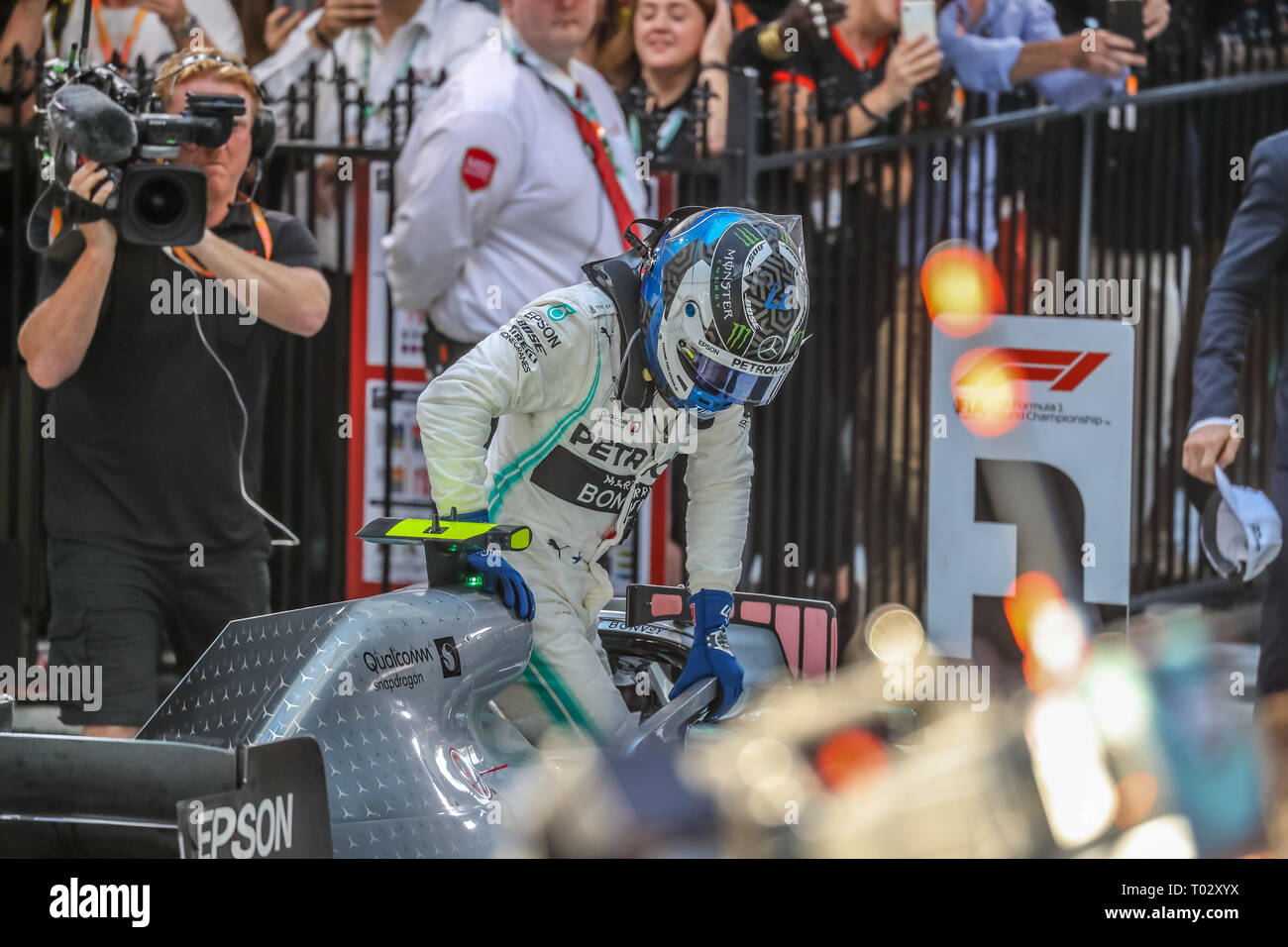 Melbourne, Australien. 17. März 2019. FIA-Formel-1-Weltmeisterschaft 2019 - Formel Eins Rolex Grand Prix von Australien. Siegertreppchen Feiern nach Rennen 1 - Nr. 77 Valtteri Bottas (Finnland) Rennen für Mercedes-AMG PETRONAS Motorsport Fahren seines Mercedes WD 10 - Rückkehr zur Boxengasse, nachdem er das Rennen. Credit: Brett Keating/Alamy leben Nachrichten Stockfoto