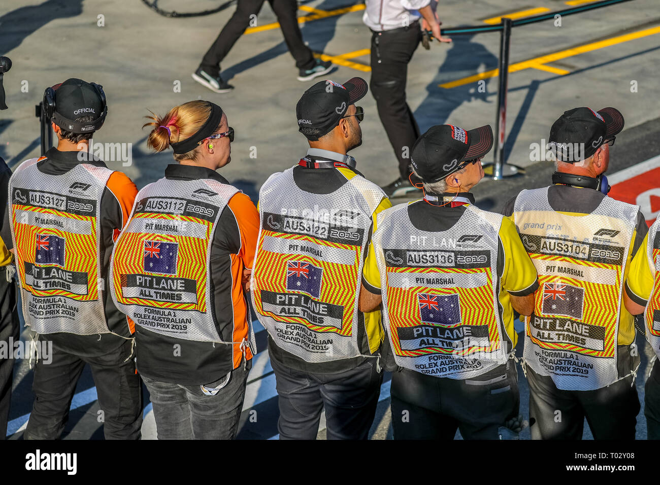 Melbourne, Australien. 17. März 2019. FIA-Formel-1-Weltmeisterschaft 2019 - Formel Eins Rolex Grand Prix von Australien. Siegertreppchen Feiern nach Rennen 1-Marshals die Menge zurück halten. Credit: Brett Keating/Alamy leben Nachrichten Stockfoto