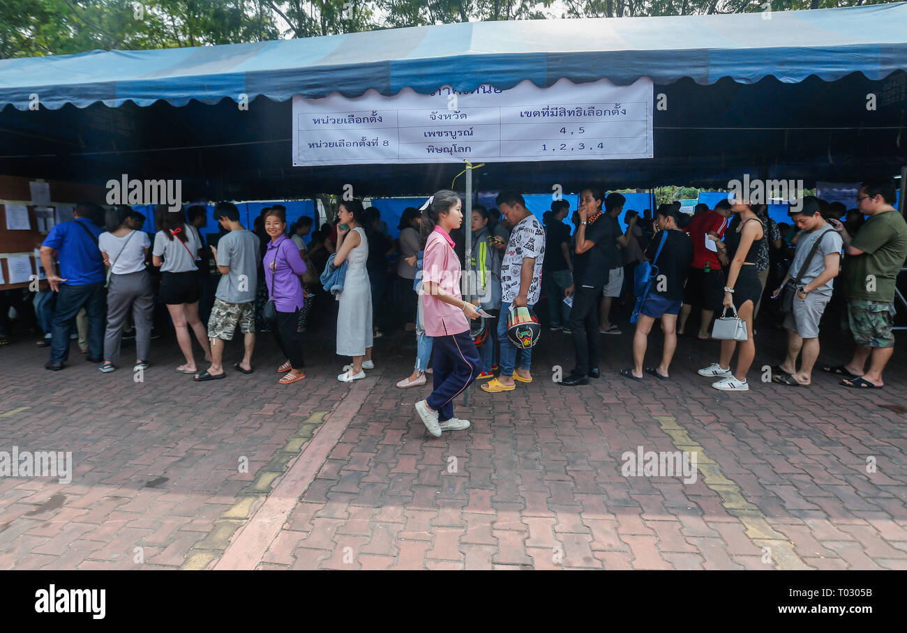 Nonthaburi, Thailand. 17. März 2019. Leute richten während der frühen Abstimmung im Wahllokal in der Provinz Nonthaburi zu stimmen, am Stadtrand von Bangkok im Vorfeld der allgemeinen Wahlen am 24. März. Credit: SOPA Images Limited/Alamy leben Nachrichten Stockfoto