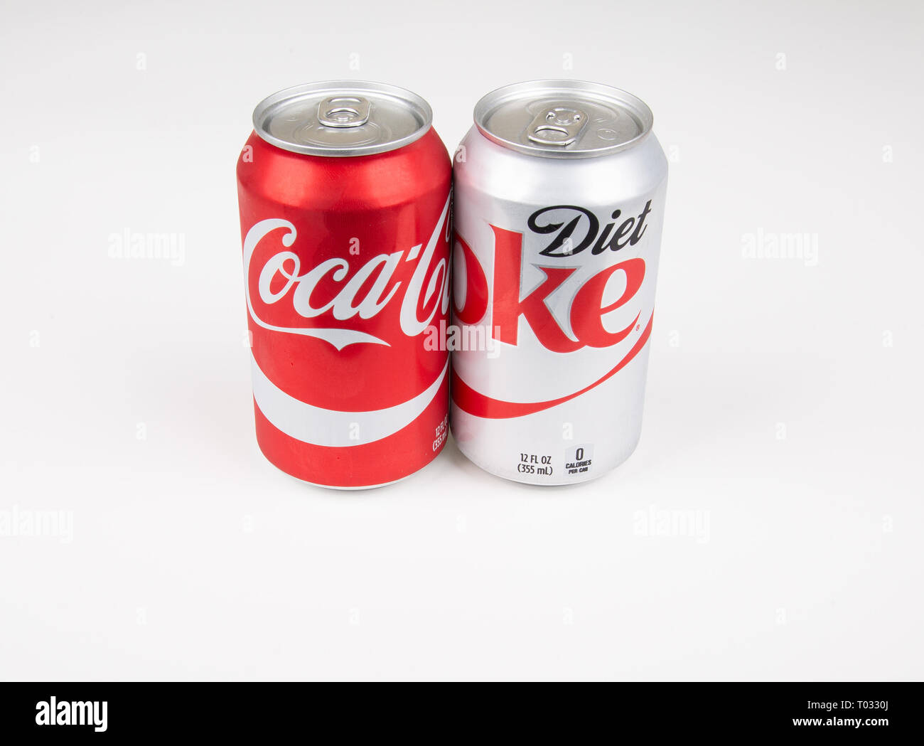 Eine Dose Coca-Cola und Pepsi auf weißem Hintergrund Stockfoto