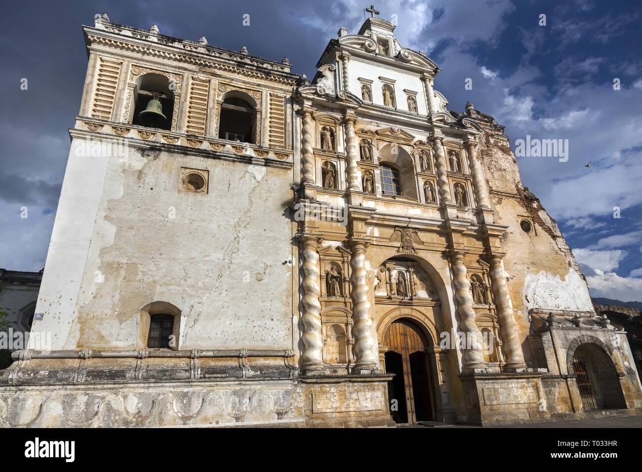 Iglesia San Francisco El Grande spanische katholische Kirche außen in der Alten Stadt Antigua, Guatemala Weltkulturerbe der Unesco Stockfoto