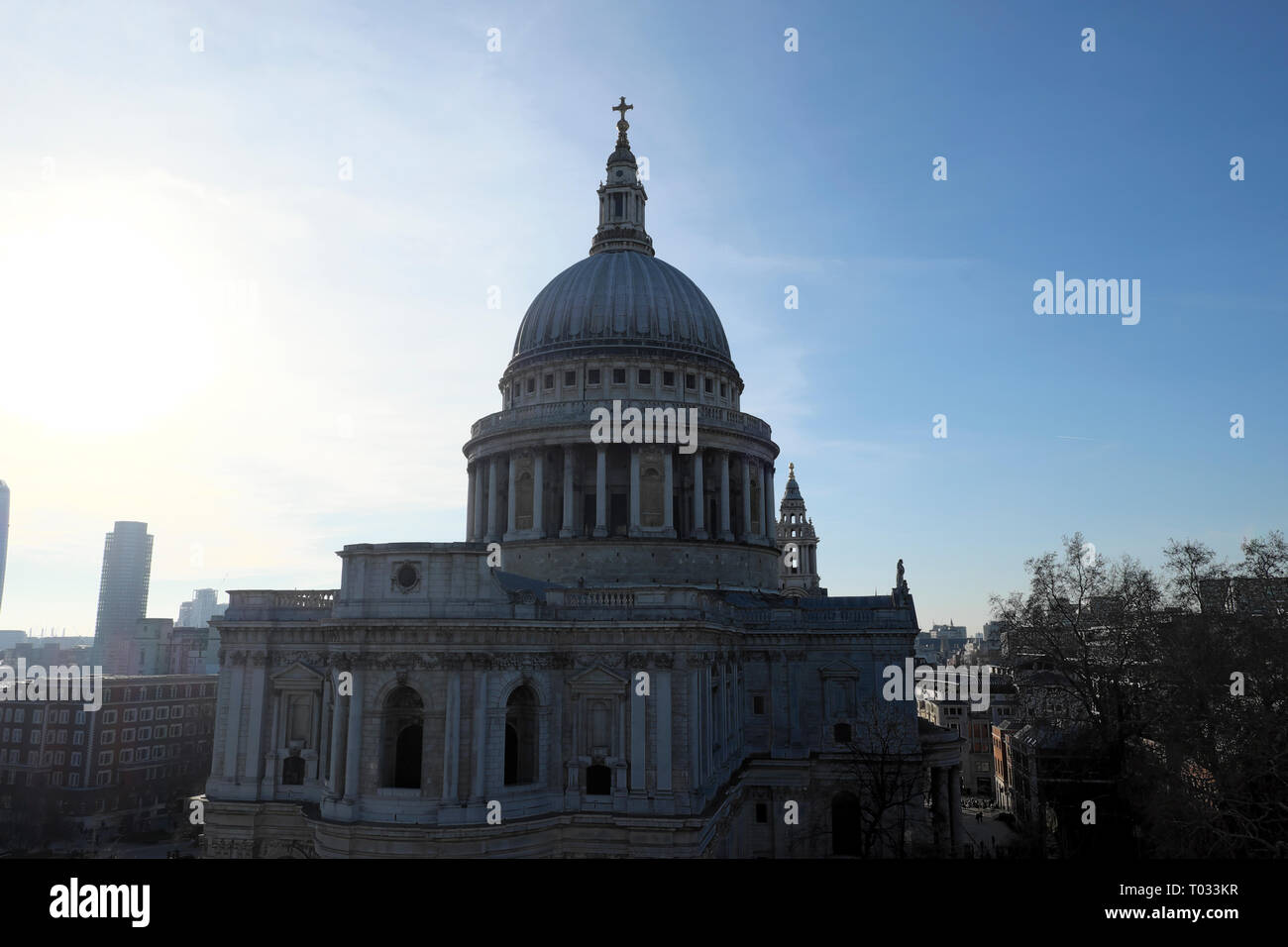 Blick auf die St. Pauls Cathedral Gebäude aus Eine neue Änderung in der City von London UK KATHY DEWITT Stockfoto
