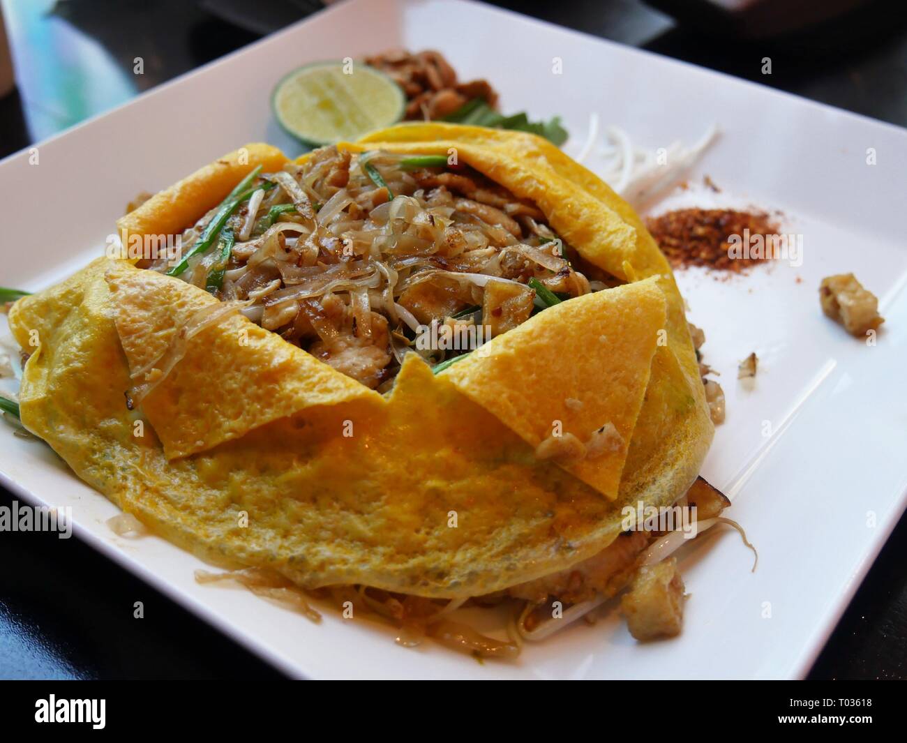 Chicken Pad Thai-Gericht, ein Favorit der thailändischen Küche. Stockfoto