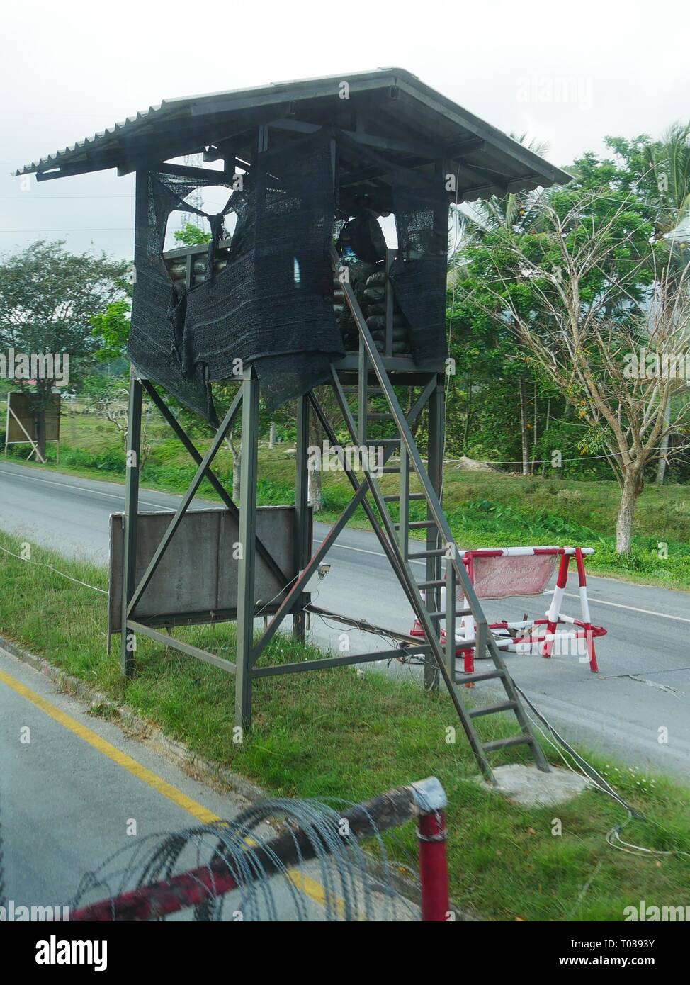 Checkpoints in der Mitte der Straße in der Provinz Narathiwat, Thailand Stockfoto