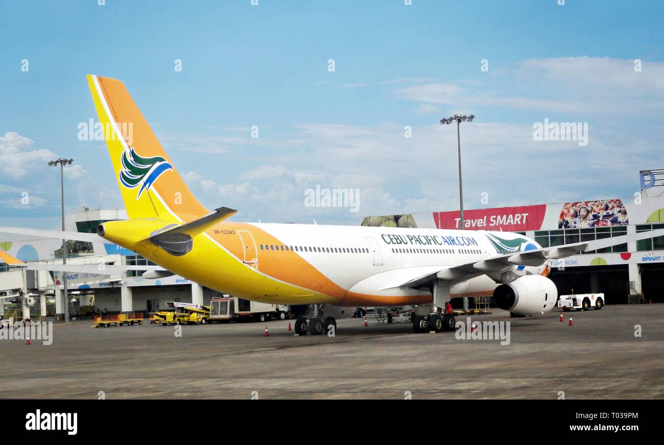 DAVAO CITY, PHILIPPINEN – MÄRZ 2016: Ein Flugzeug der Cebu Pacific Air lädt Passagiere am Davao International Airport, Philippinen. Stockfoto