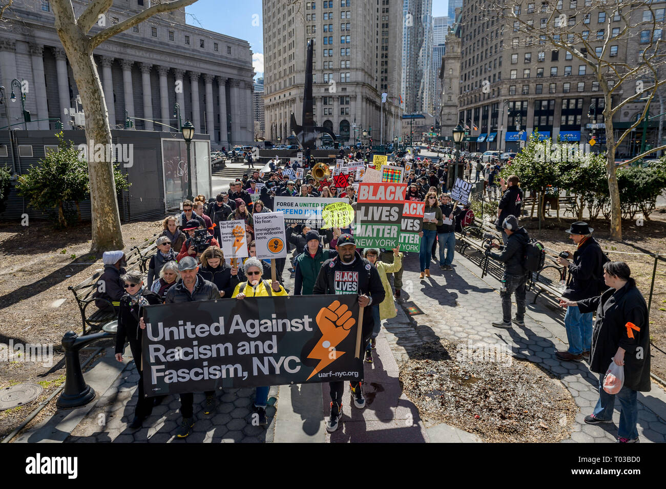 New York, Vereinigte Staaten. 16 Mär, 2019. New York City ist seit über drei Dutzend Städte auf der ganzen Welt am 16. März 2019 betrieb großer Demonstrationen der Vereinten Nationen Tag der Beseitigung der Rassendiskriminierung zu markieren. Der Marsch gegen Rassismus und Faschismus war, die durch die Koalition der Vereinigten gegen Rassismus und Faschismus - NYC, Gemeinschaft Gruppen und Einzelpersonen organisiert sich zu beschreiben als "United Massenopposition gegen die erstarkenden Rechtsextremen." Credit: Erik McGregor/Pacific Press/Alamy Leben Nachrichten zu mobilisieren. Stockfoto