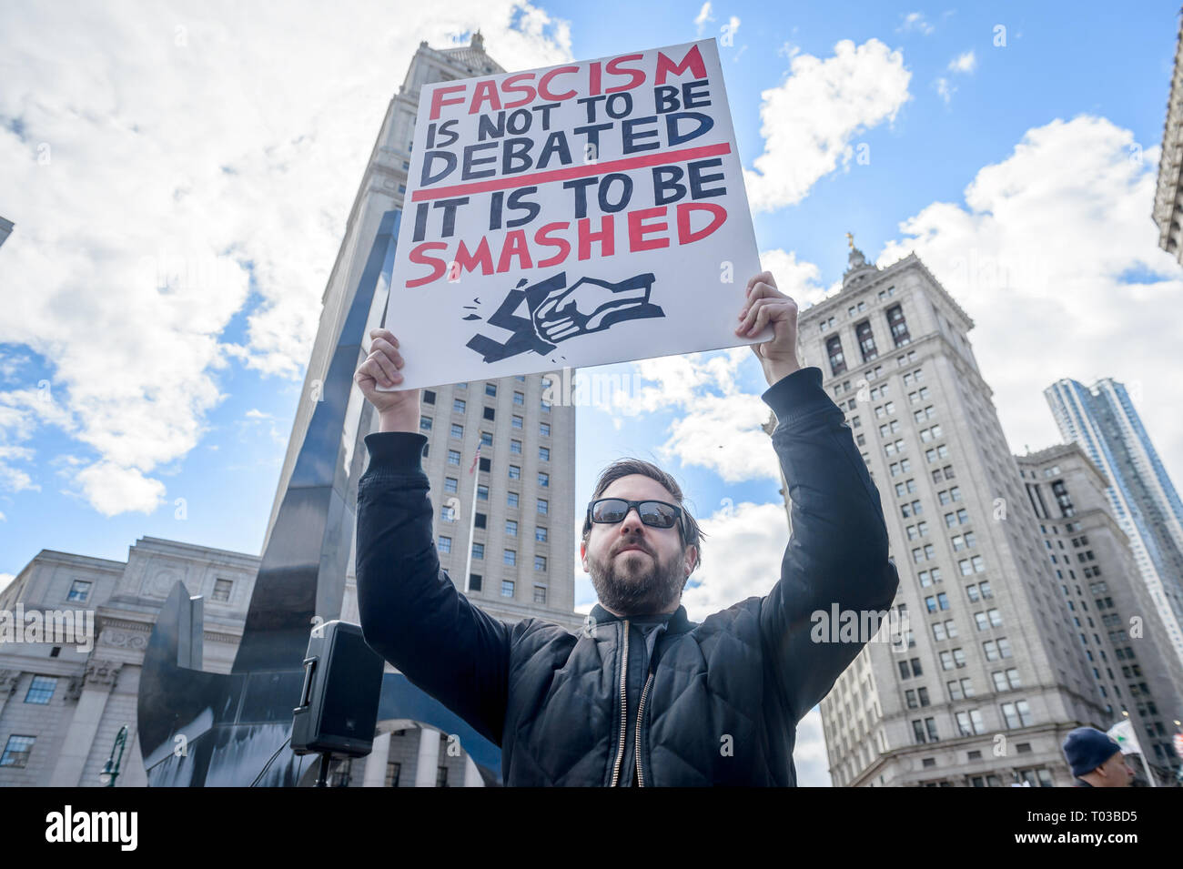 New York, Vereinigte Staaten. 16 Mär, 2019. New York City ist seit über drei Dutzend Städte auf der ganzen Welt am 16. März 2019 betrieb großer Demonstrationen der Vereinten Nationen Tag der Beseitigung der Rassendiskriminierung zu markieren. Der Marsch gegen Rassismus und Faschismus war, die durch die Koalition der Vereinigten gegen Rassismus und Faschismus - NYC, Gemeinschaft Gruppen und Einzelpersonen organisiert sich zu beschreiben als "United Massenopposition gegen die erstarkenden Rechtsextremen." Credit: Erik McGregor/Pacific Press/Alamy Leben Nachrichten zu mobilisieren. Stockfoto