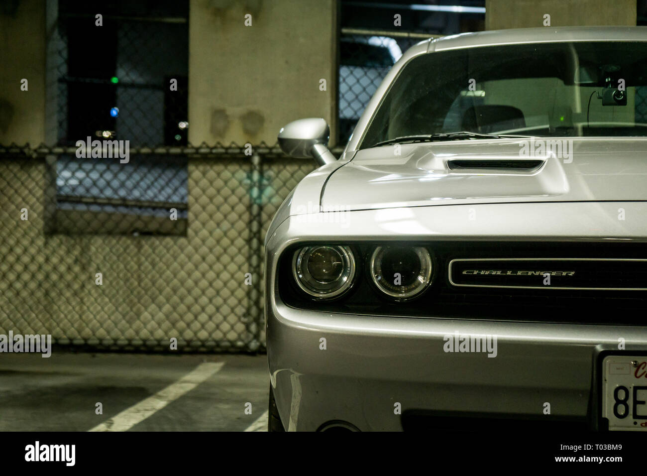 Eine Nahaufnahme eines modernen amerikanischen Muscle Car, der Dodge Challenger, dargestellt in einem städtischen Parkplatz suchen Stockfoto