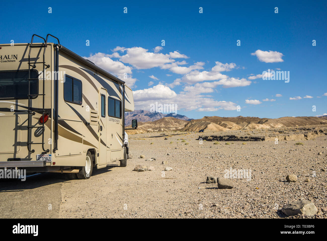 Ein Camper oder Wohnmobil auf der Straße im Death Valley, Nevada Stockfoto