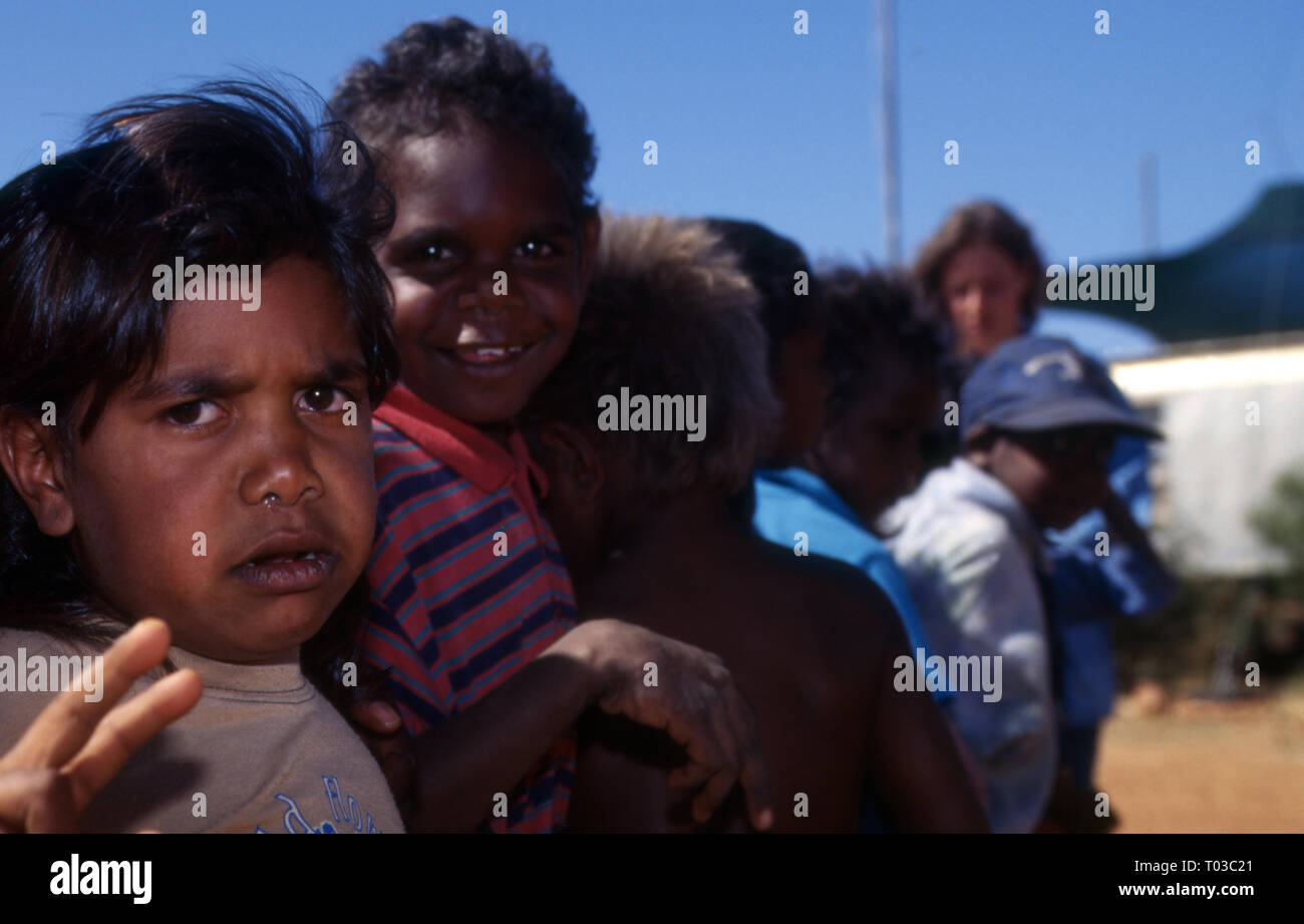 Junge eingeborene Kinder, YUELAMU ABORIGINAL COMMUNITY (MOUNT ALLAN SCHULE) Northern Territory, Australien. Stockfoto