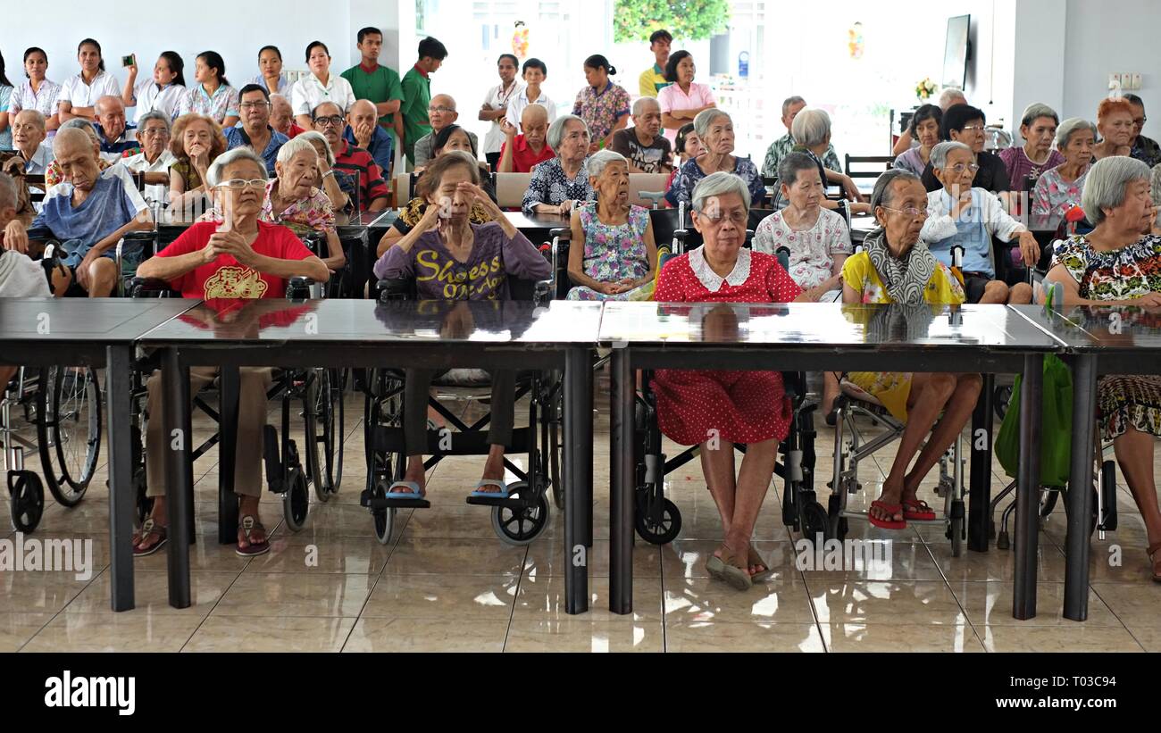 BOGOR, West Java, Indonesien - Februar 2019: eine Gruppe von älteren Menschen versammeln sich in einer älteren Pflegeheim. Stockfoto