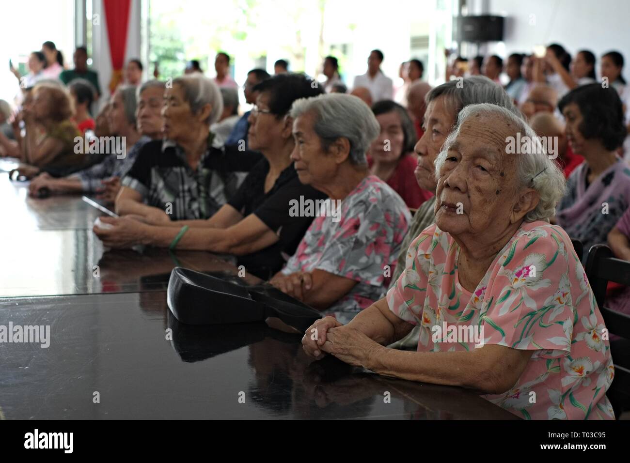 BOGOR, West Java, Indonesien - Februar 2019: eine Gruppe von älteren Menschen versammeln sich in einer älteren Pflegeheim. Stockfoto