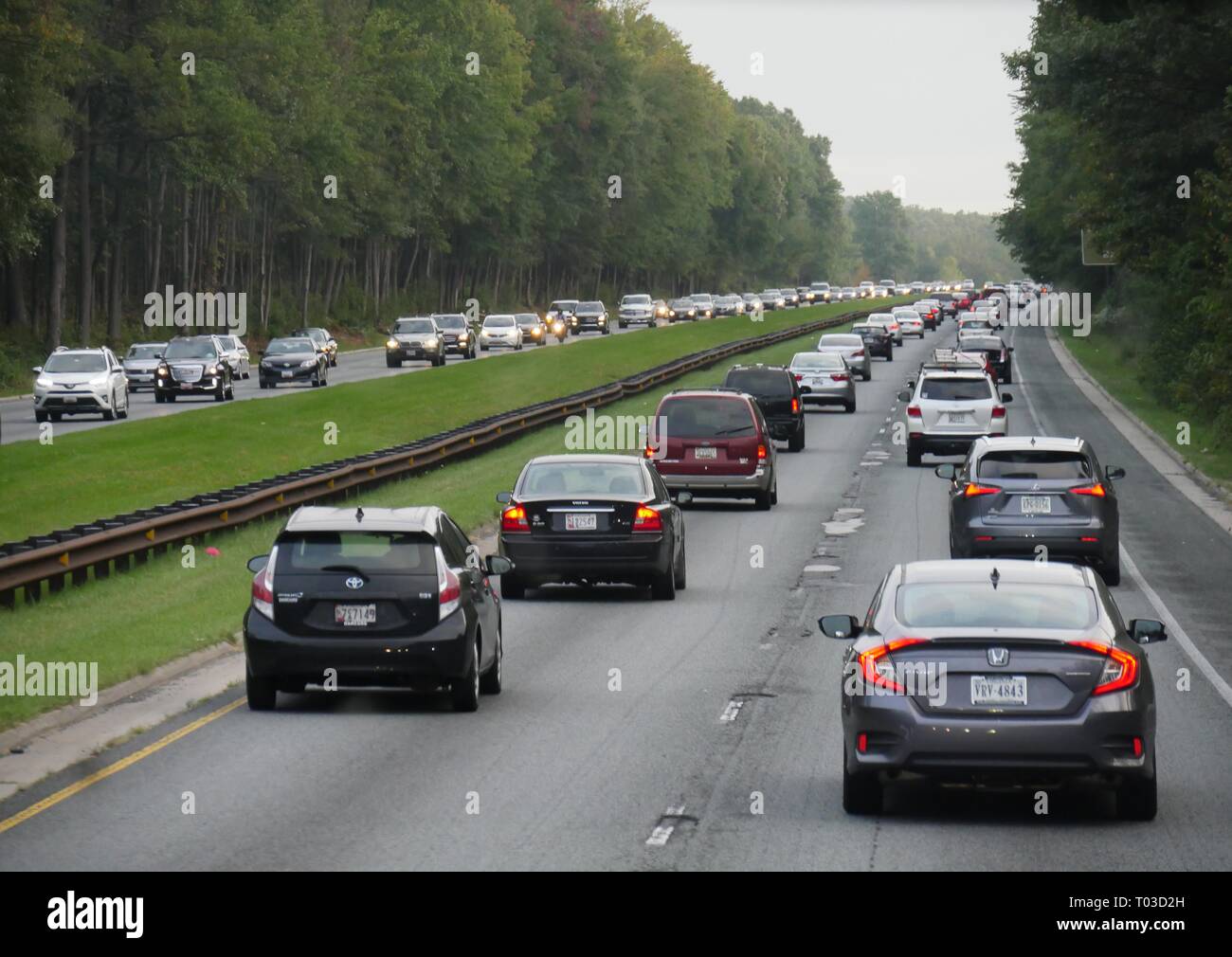 BALTIMORE, MARYLAND – 2017. SEPTEMBER: Starker Verkehr am frühen Morgen auf dem Highway, der ein paar Meilen von Baltimore, Maryland entfernt ist, an einem düsteren regnerischen Tag. Stockfoto